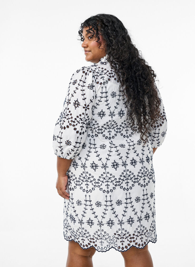 Kleid mit kontrastierender Lochstickerei, White w. Navy Blazer, Model image number 1