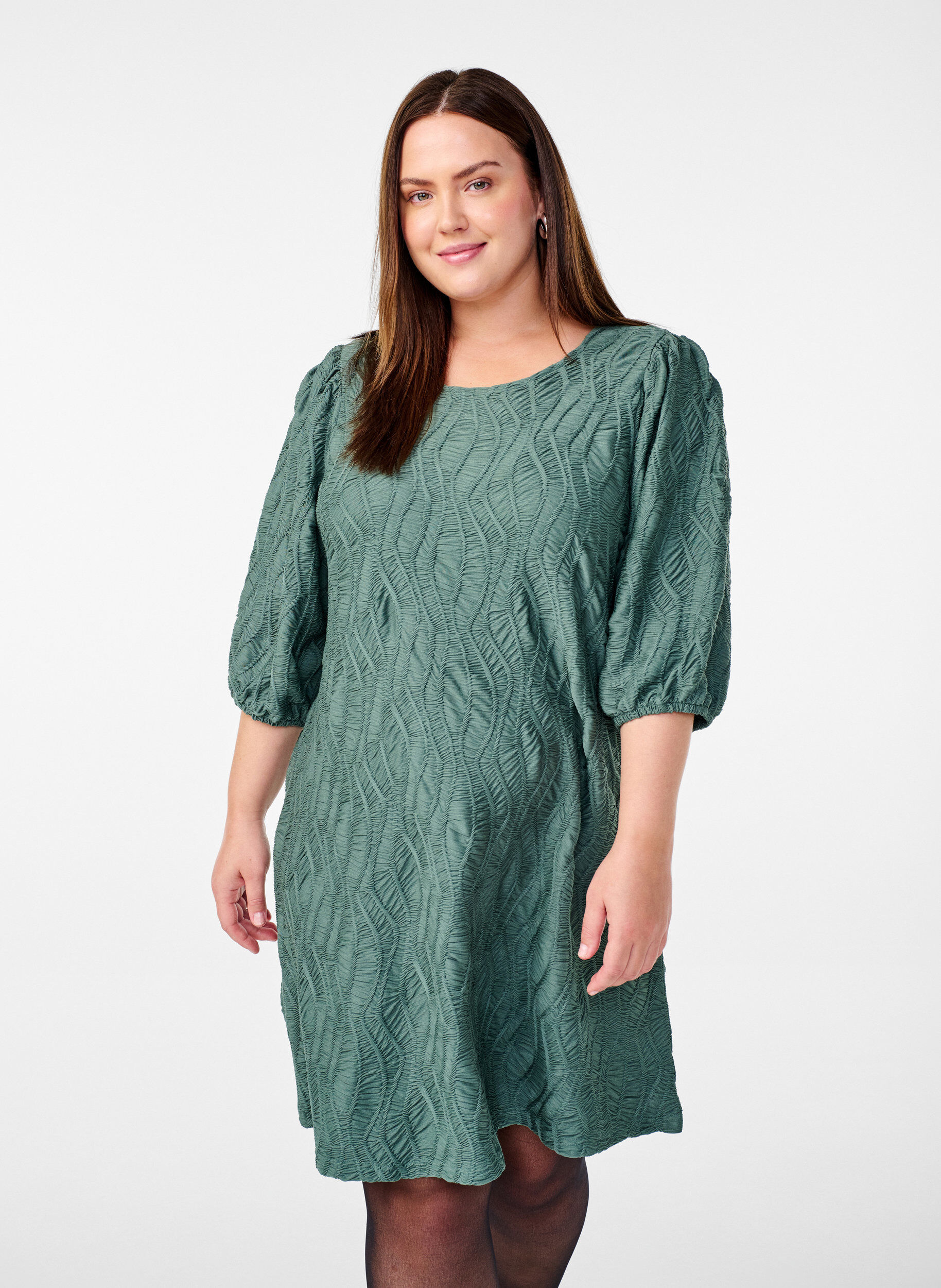 Zizzi Kurzes Kleid mit Struktur und 3/4-&Auml;rmeln, Gr&uuml;n, Model image number 0