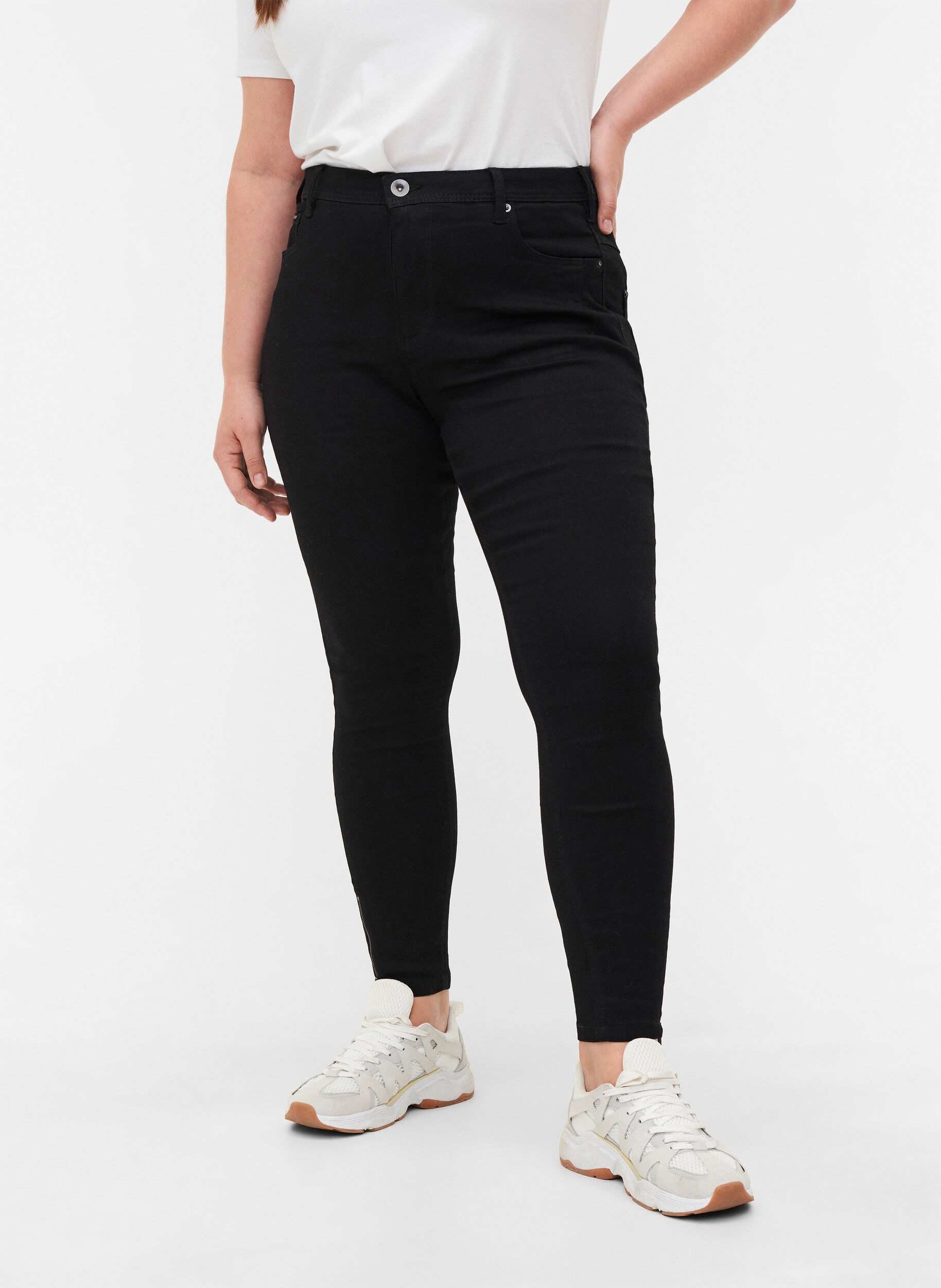 Zizzi Cropped Amy Jeans mit Rei&szlig;verschluss, Schwarz, Model image number 3