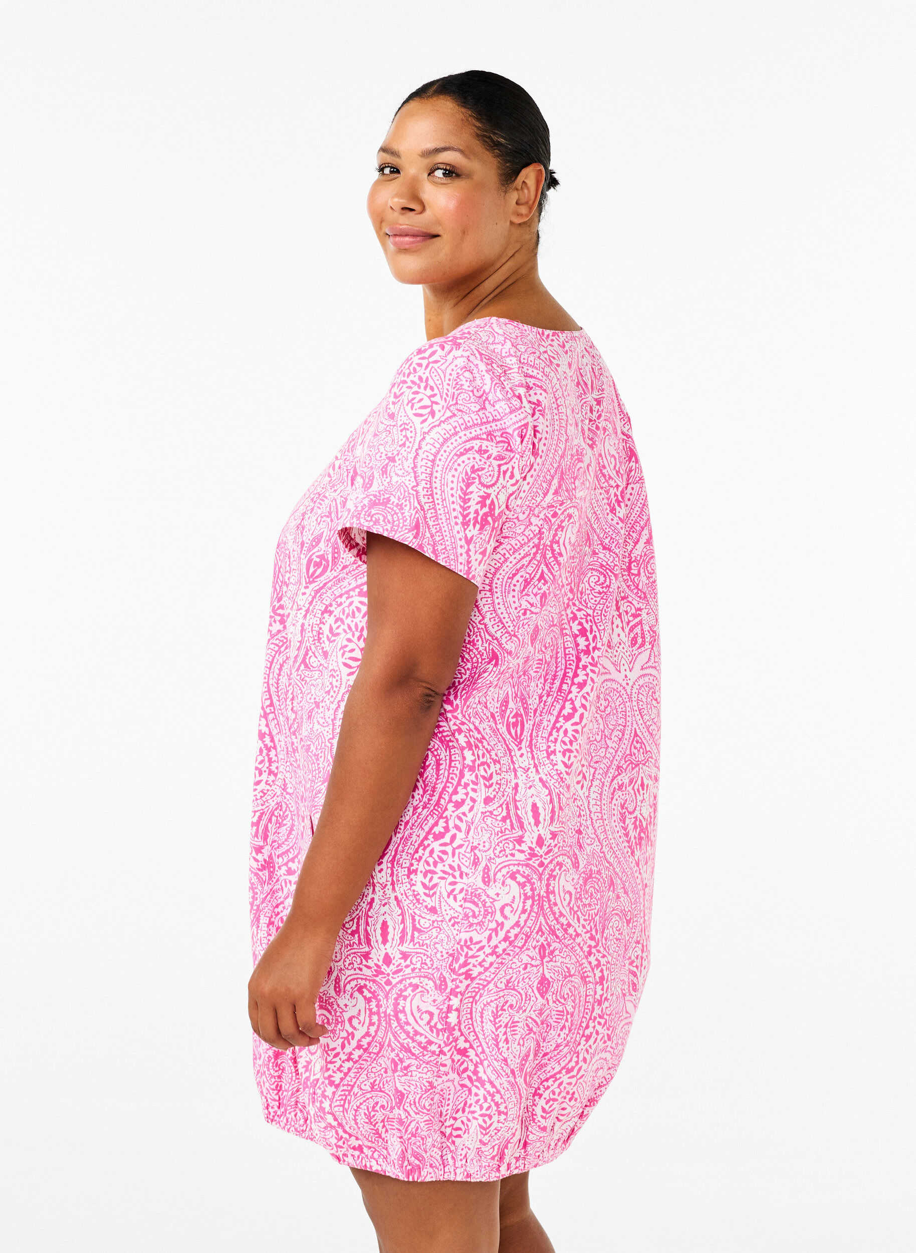 Zizzi Robe en coton &agrave; manches courtes avec motifs cachemire imprim&eacute;s, Rose, Model image number 2