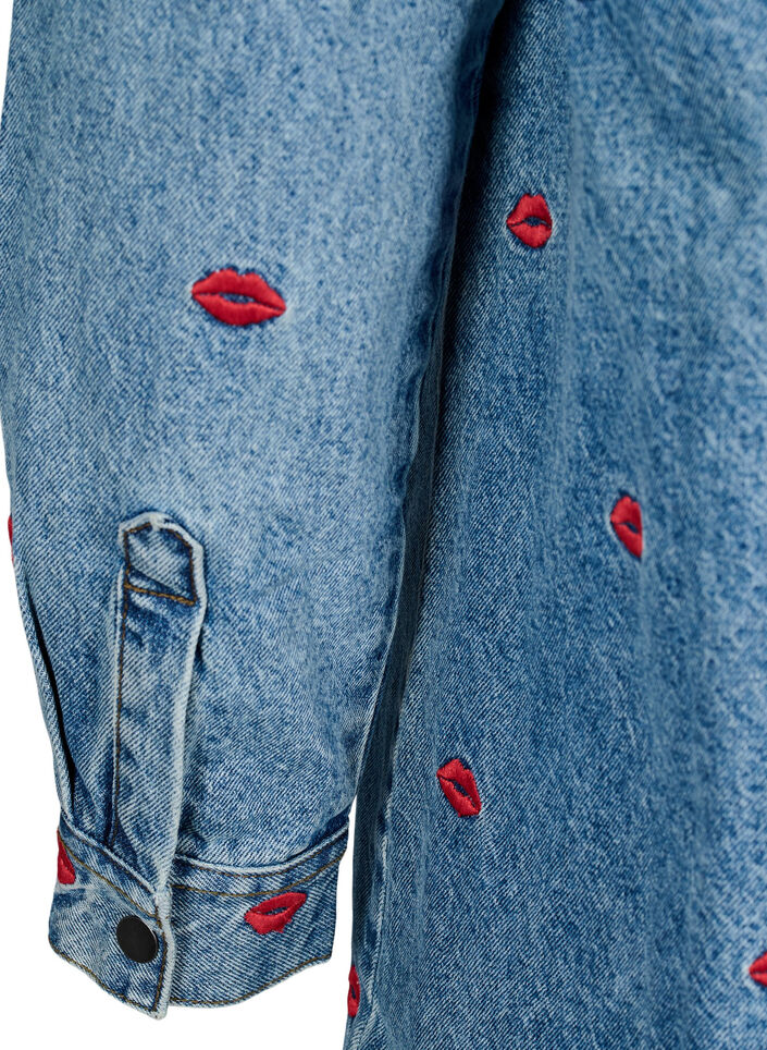 Chemise ample en jean et avec lèvres brodées, Light Blue Kiss, Packshot image number 4