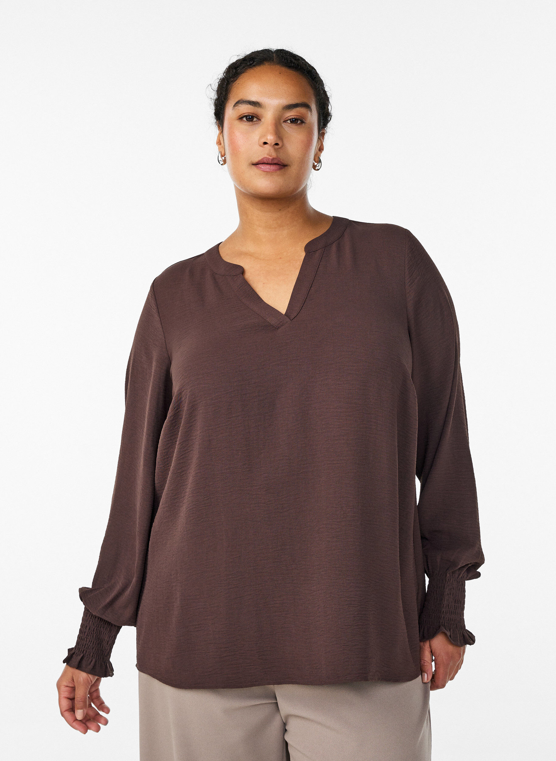 Zizzi Bluse mit Smockb&uuml;ndchen und V-Ausschnitt, Braun, Model image number 0
