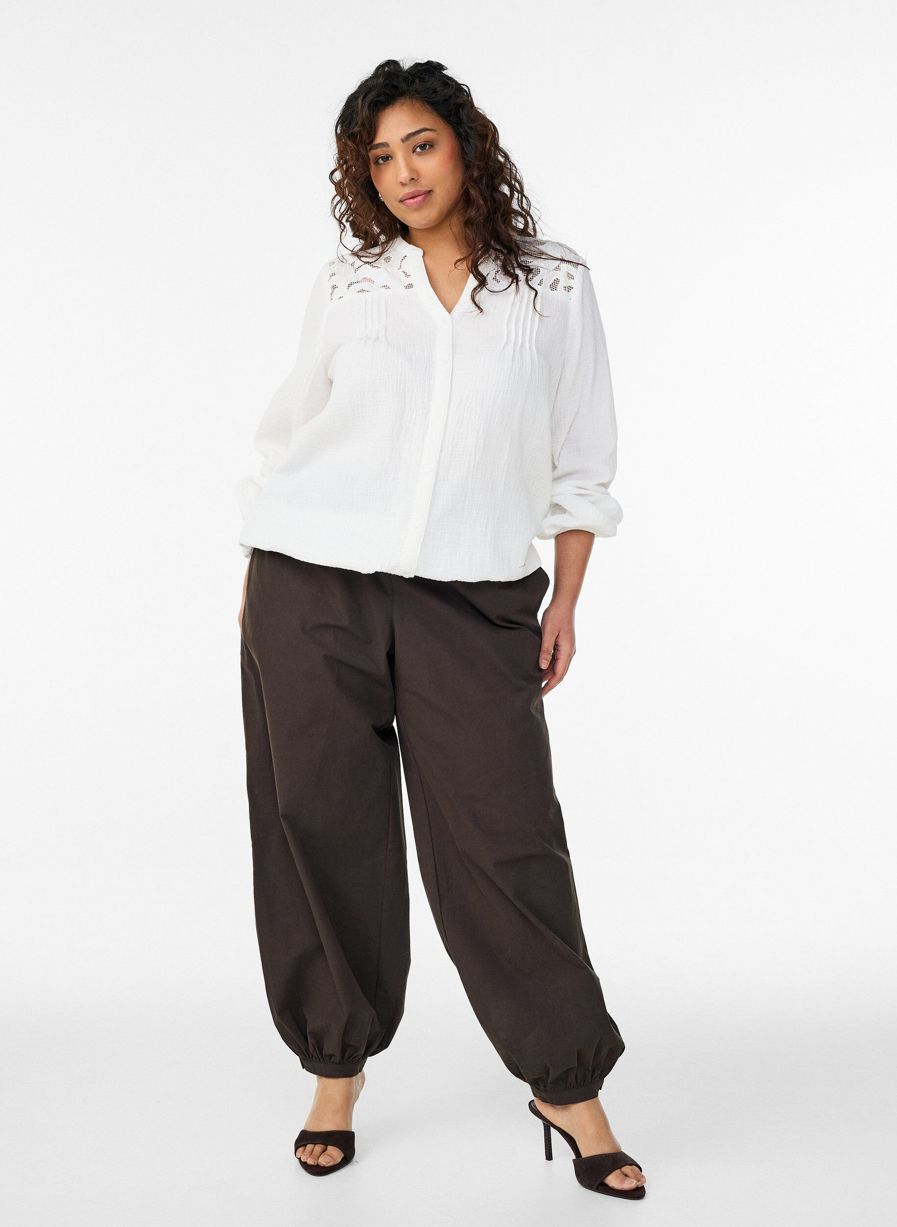 Zizzi Blouse en mousseline de coton avec d&eacute;tails brod&eacute;s, Blanc, Model image number 1