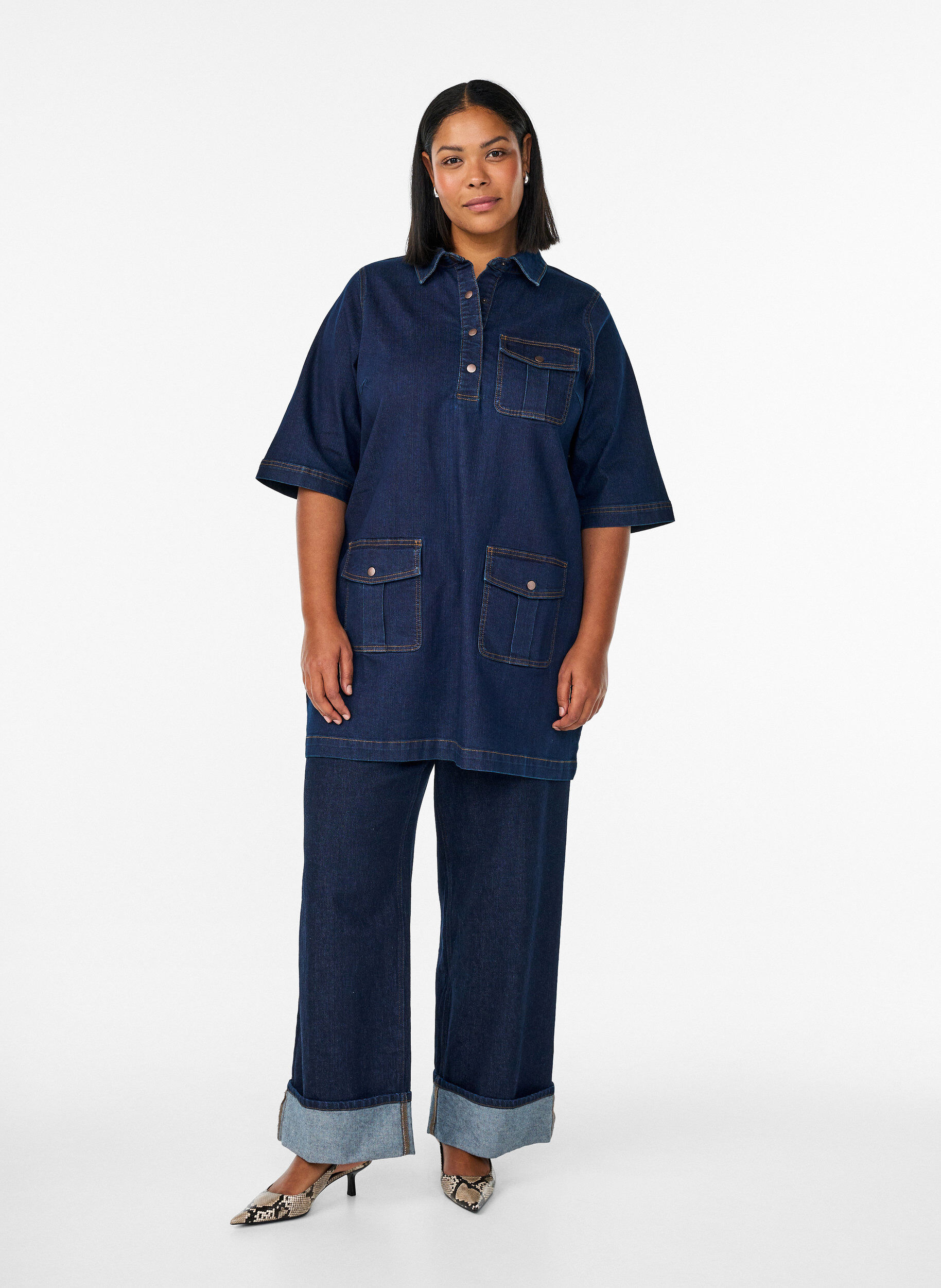 Zizzi Robe en jean avec de grandes poches et des manches 3/4, Bleu, Model image number 1