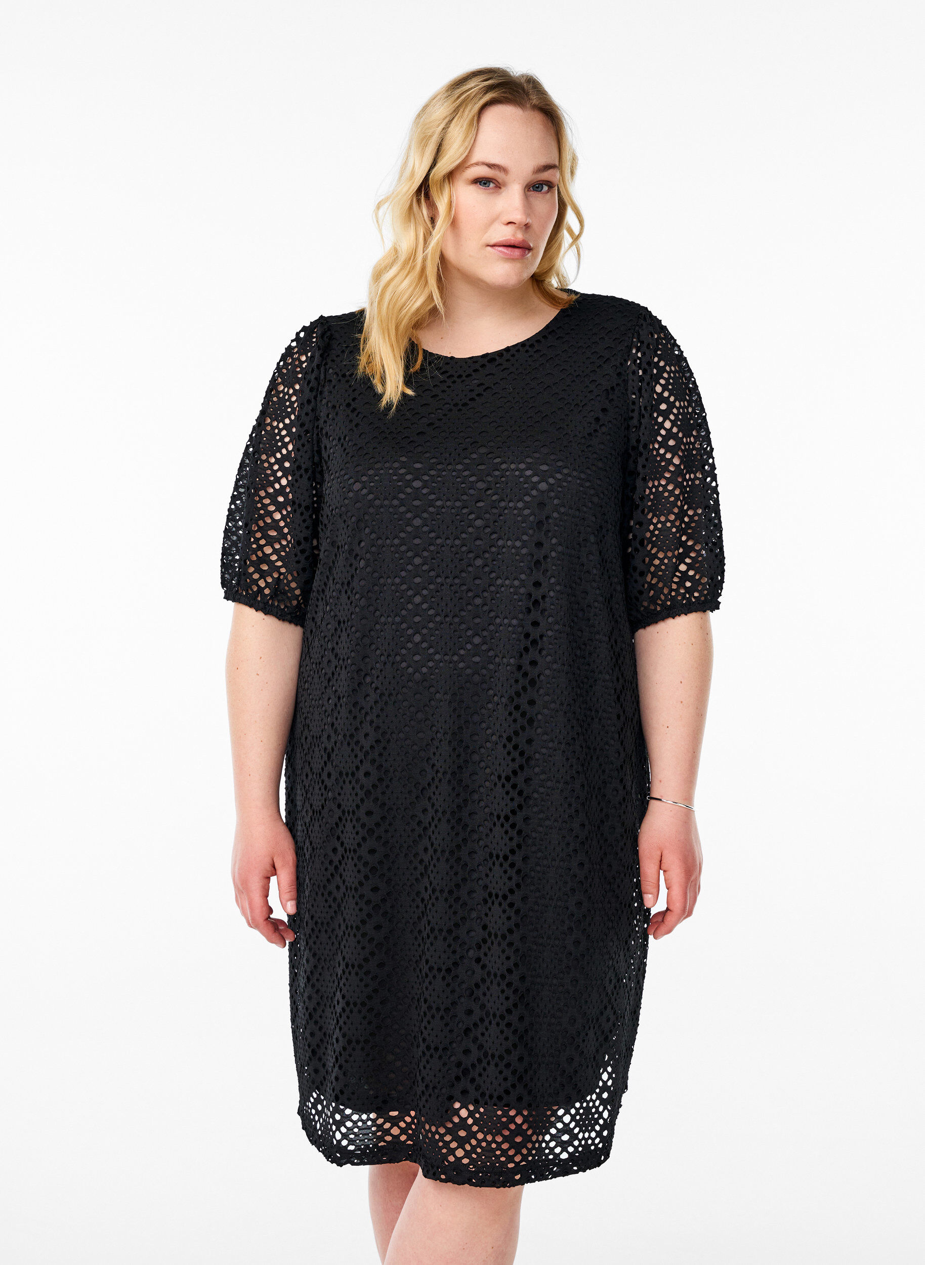 Zizzi Knielanges Kleid mit Lochmuster und kurzen &Auml;rmeln, Schwarz, Model image number 0