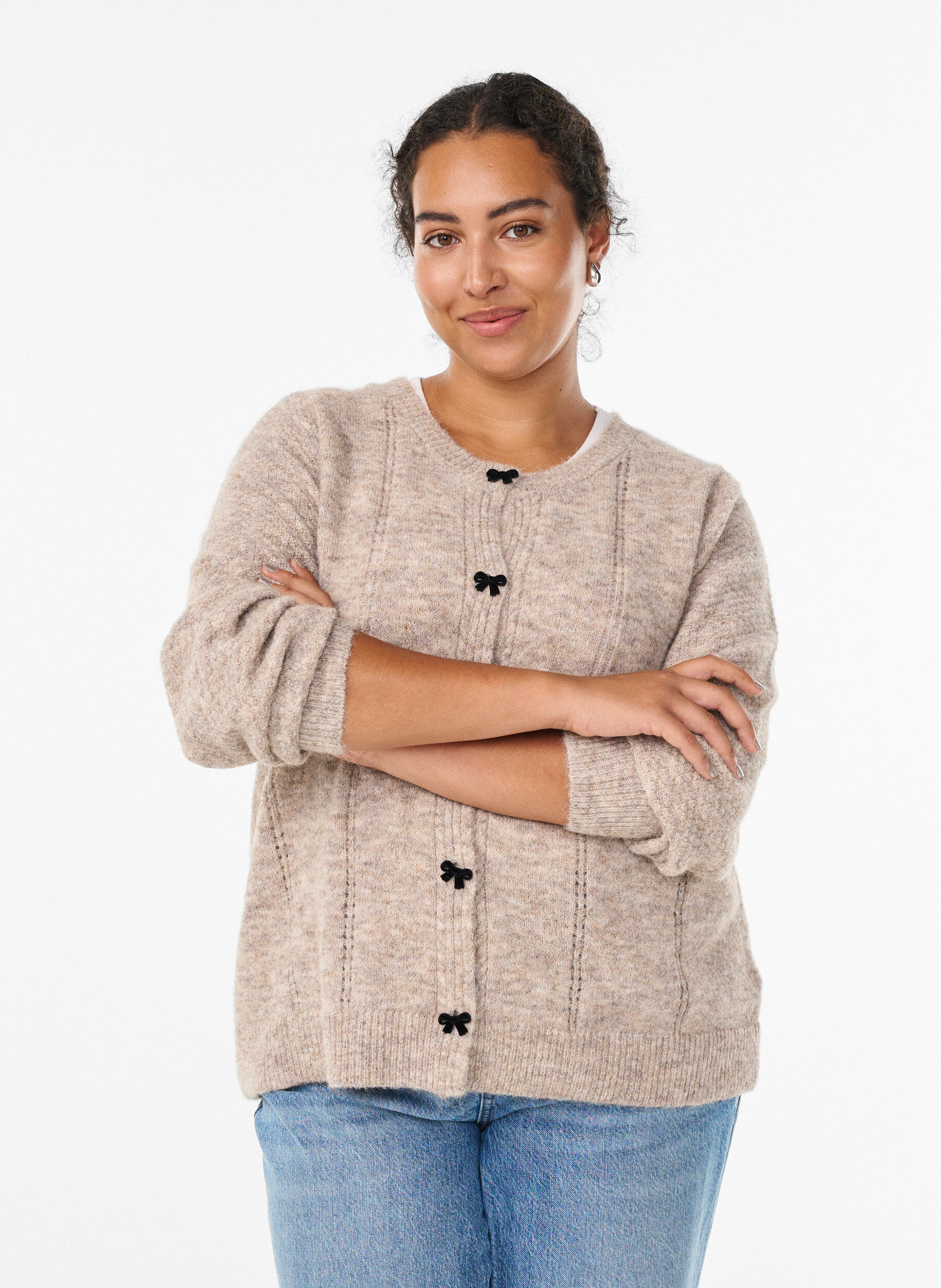 Zizzi Cardigan mit Schleifenkn&ouml;pfen und Ajourmuster, Beige, Model image number 0
