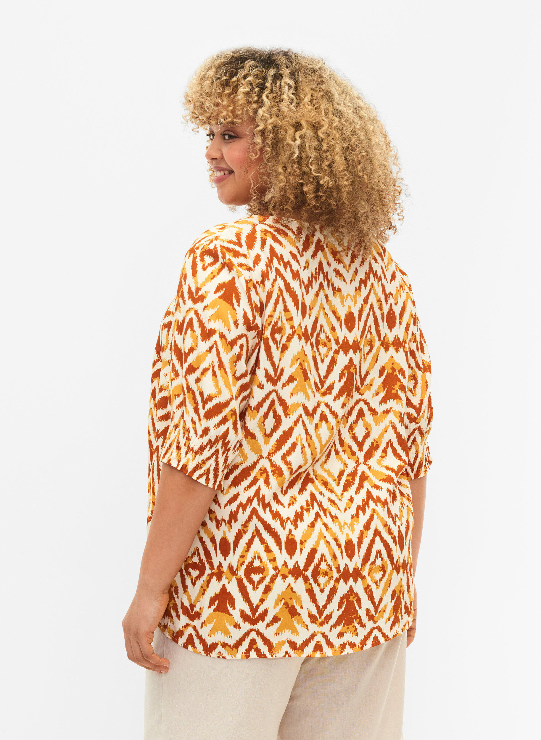 Zizzi Blouse en viscose avec boutons, Amber Green Tribe, Model image number 1