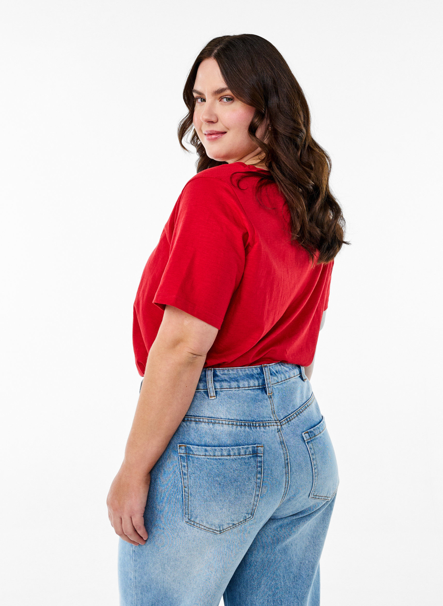 Zizzi Kurz&auml;rmliges Basic-T-Shirt mit V-Ausschnitt, Rot, Model image number 2