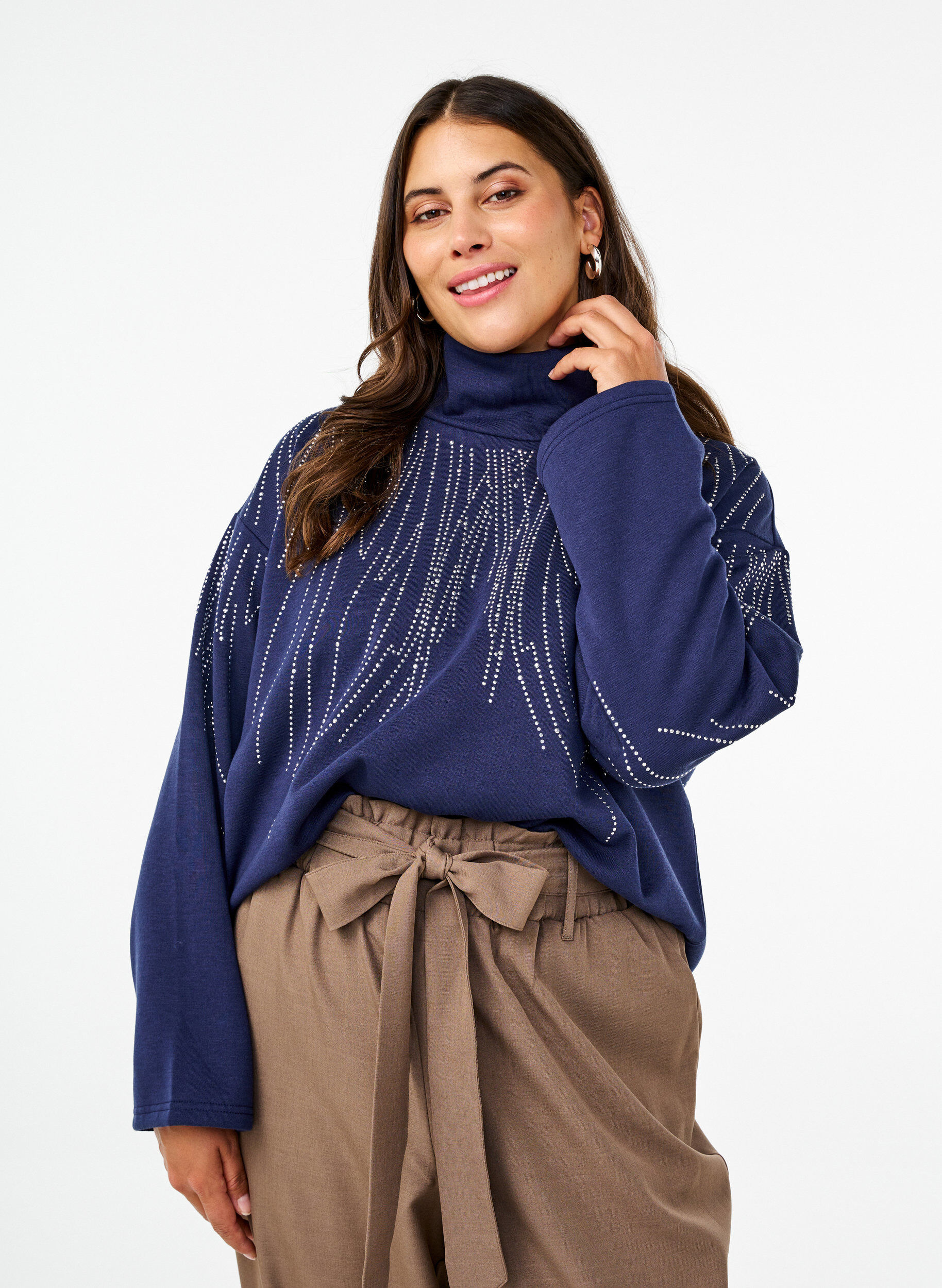 Zizzi Sweat-shirt avec col haut et strass, Naval Academy, Model image number 0