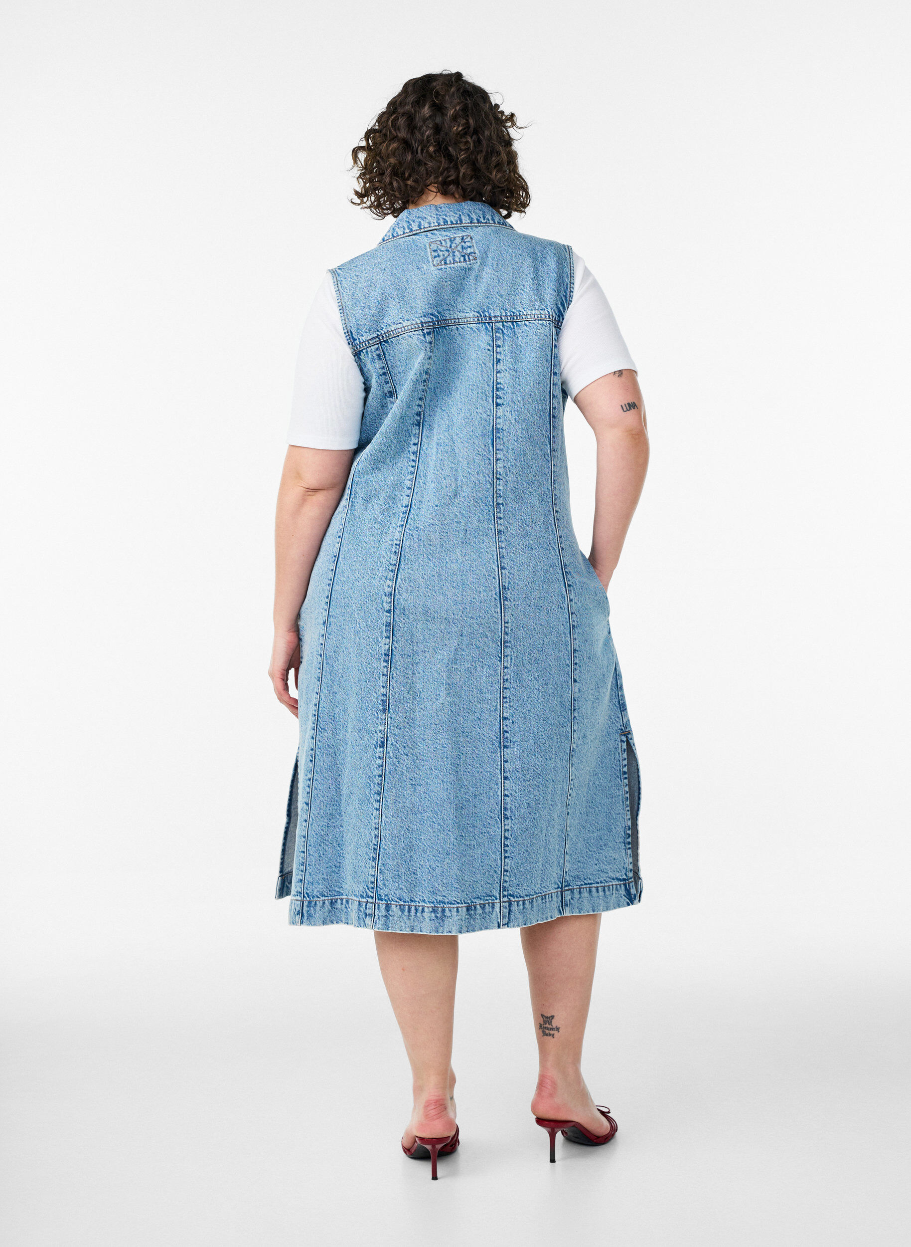 Zizzi &Auml;rmelloses Jeanskleid mit Knopfleiste und Schlitzen, Blau, Model image number 1