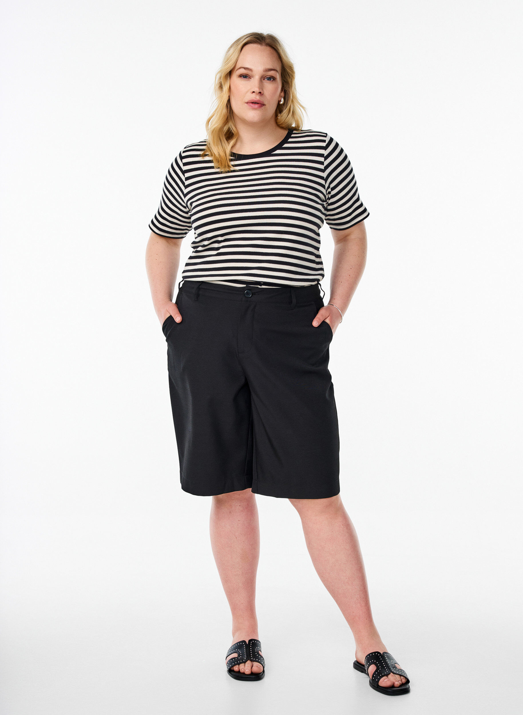 Zizzi Gestreiftes T-Shirt mit gerippter Struktur, Schwarz, Model image number 1