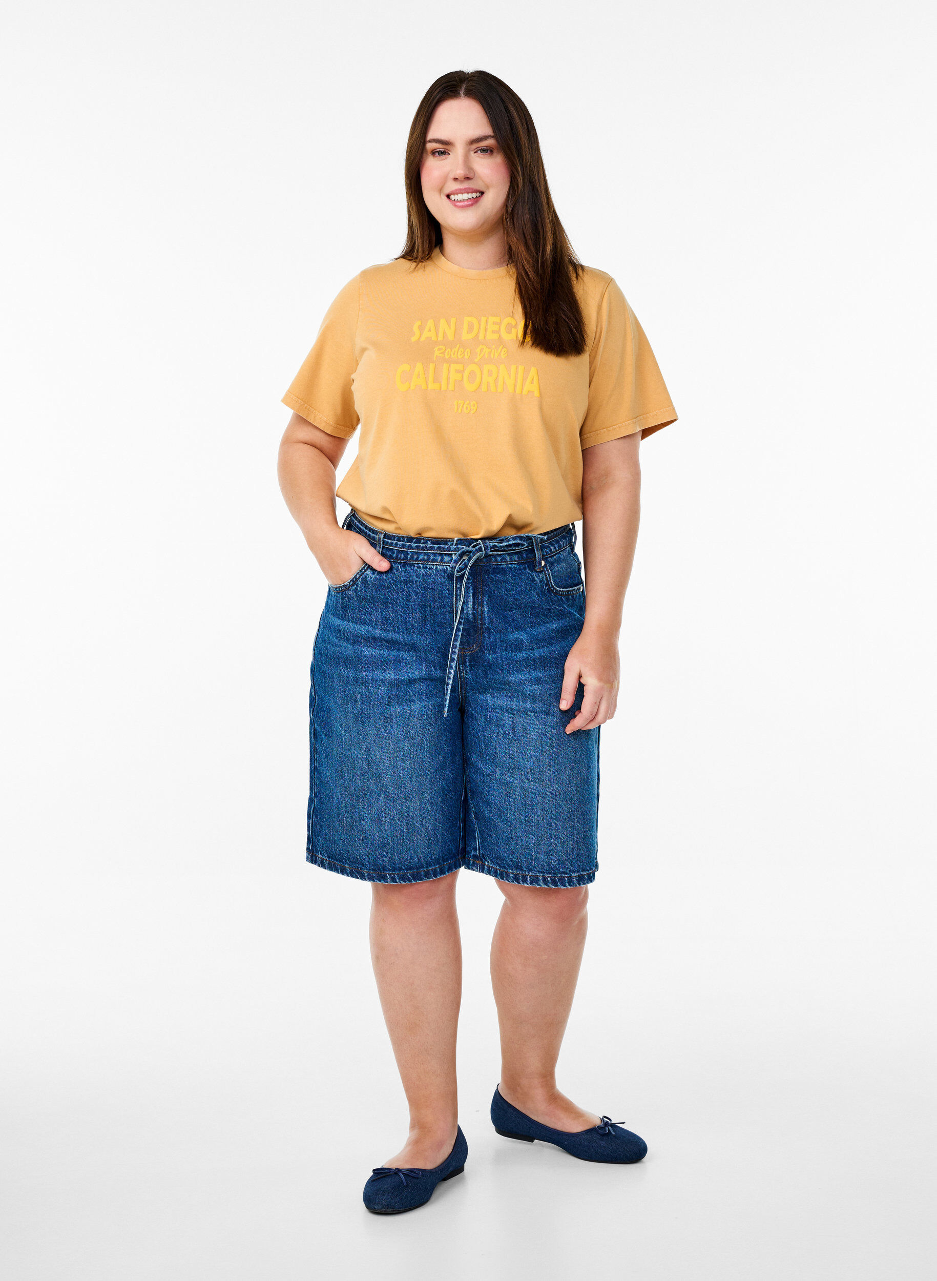 Zizzi T-shirt en coton biologique avec une impression cool, Jaune, Model image number 1