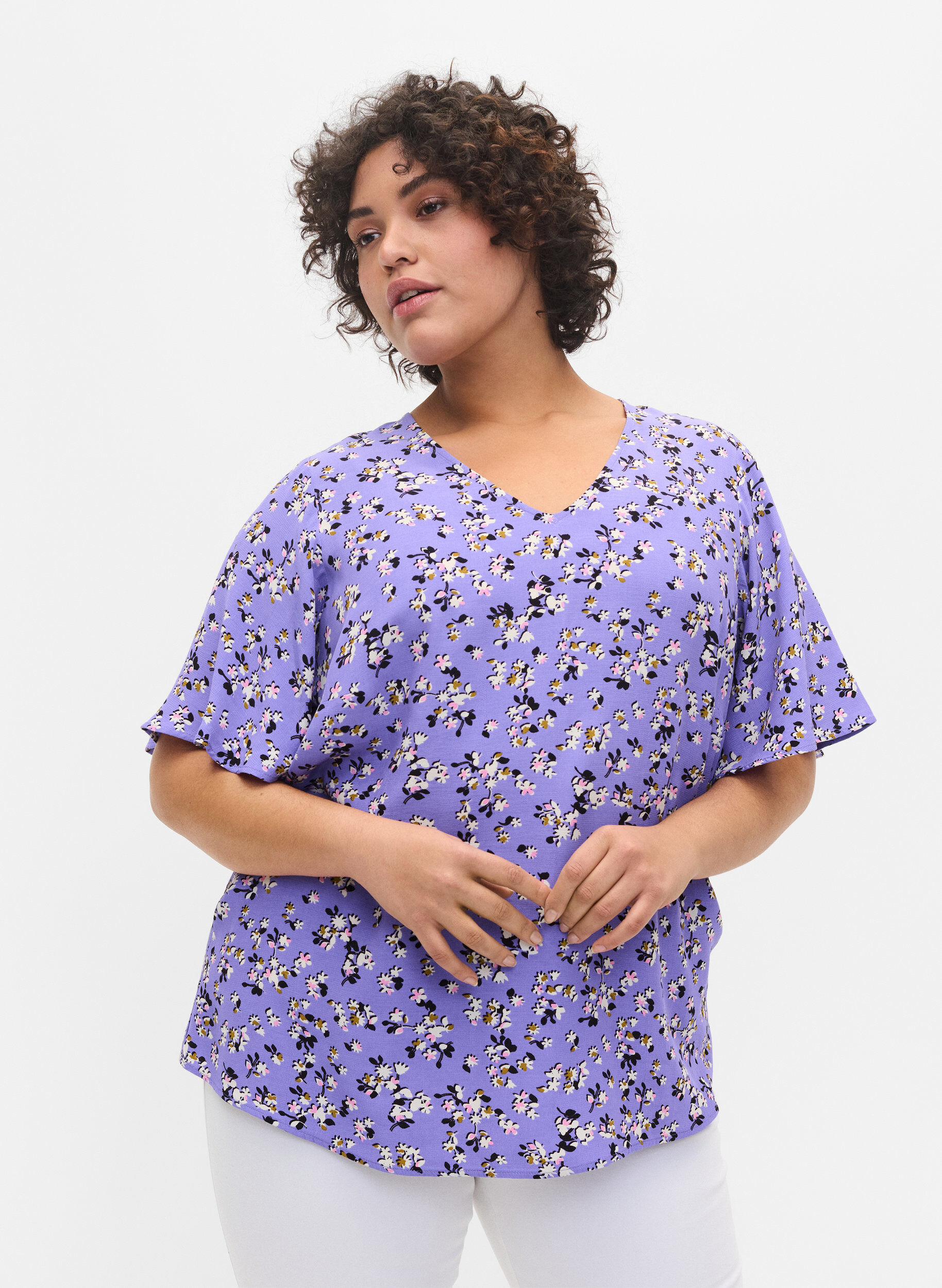 Zizzi Blouse en viscose &agrave; fleurs avec d&eacute;tails dans le dos , Lilac Flower Print, Model image number 0