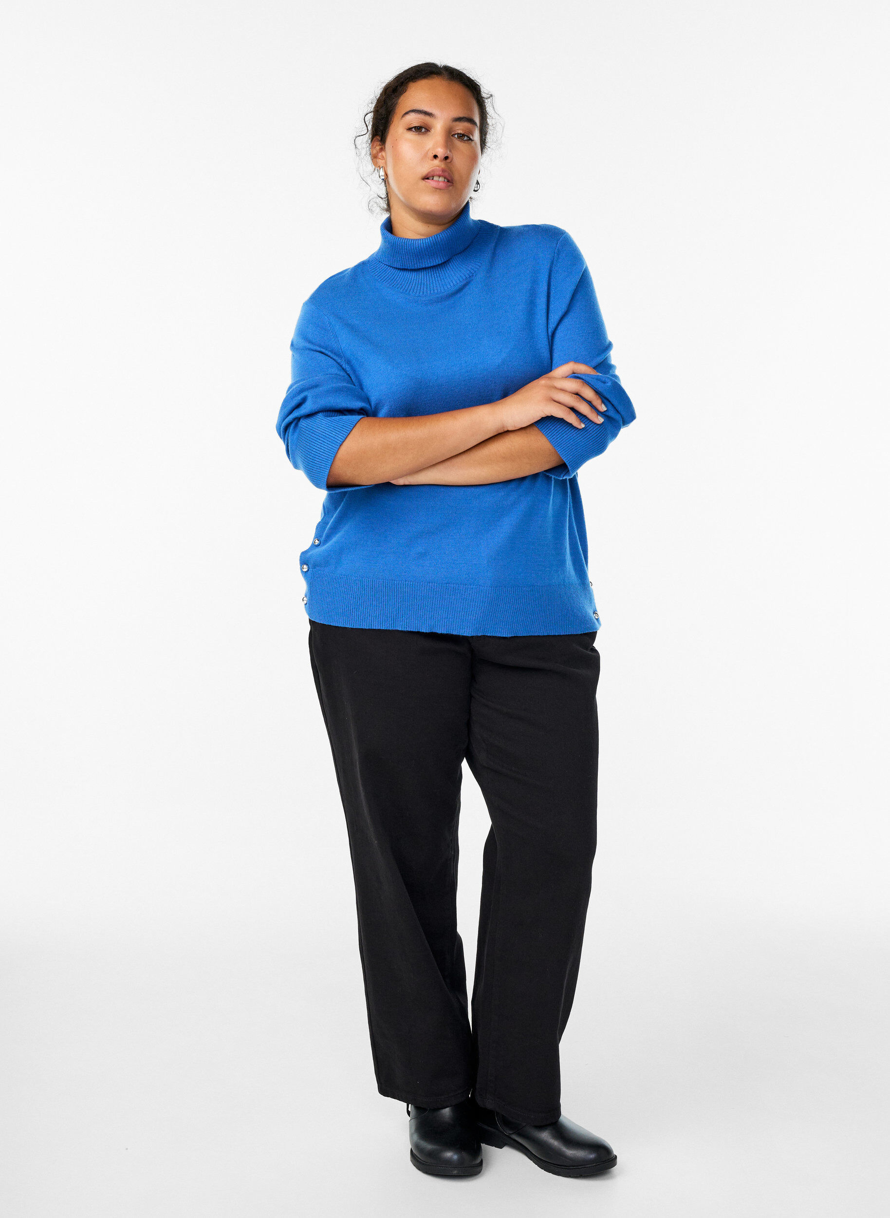 Zizzi Strickbluse mit Rollkragen und seitlichen Kn&ouml;pfen, Blau, Model image number 1