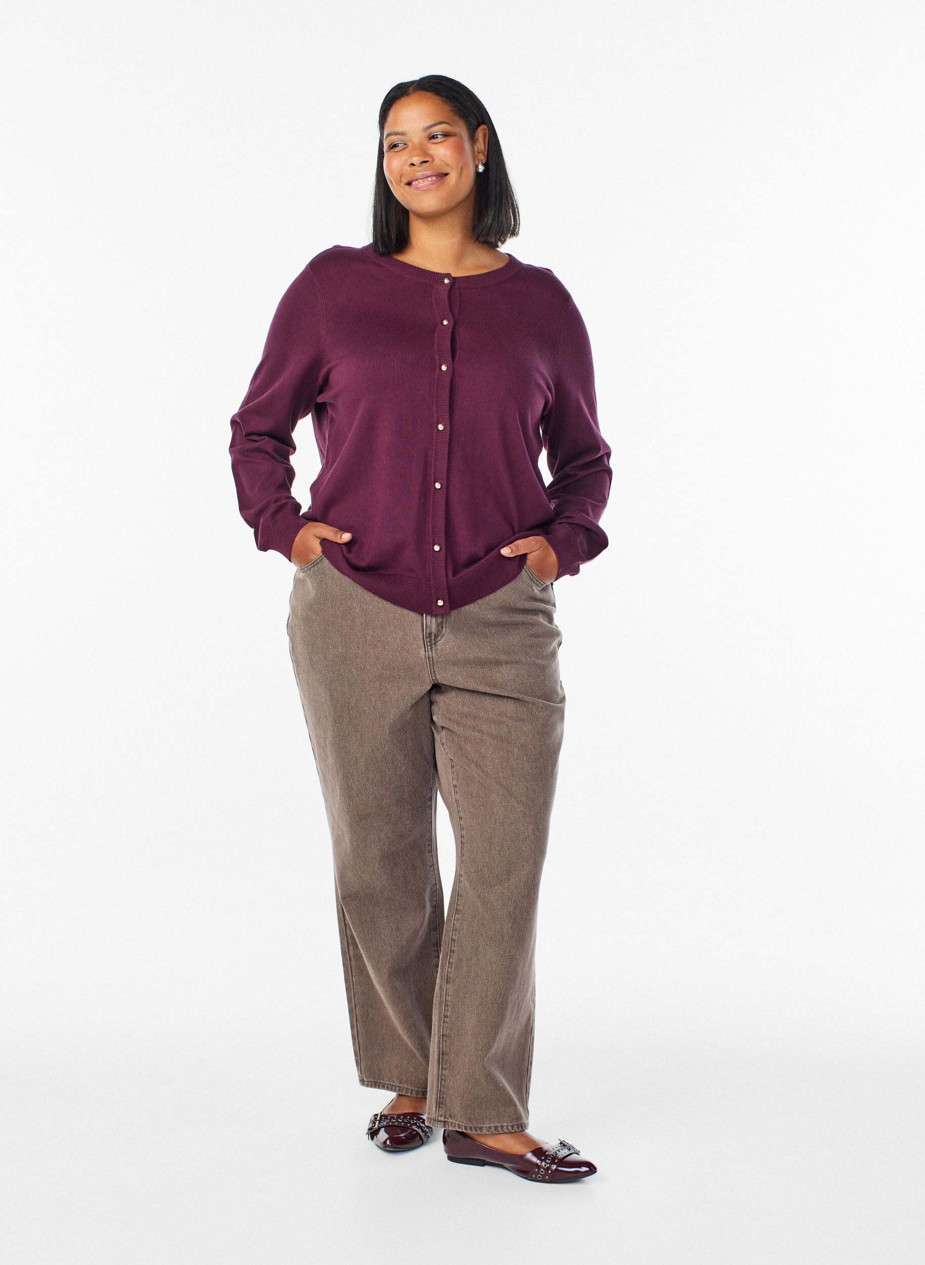 Zizzi Feinstrick-Strickjacke mit Kugelkn&ouml;pfen, Rot, Model image number 1