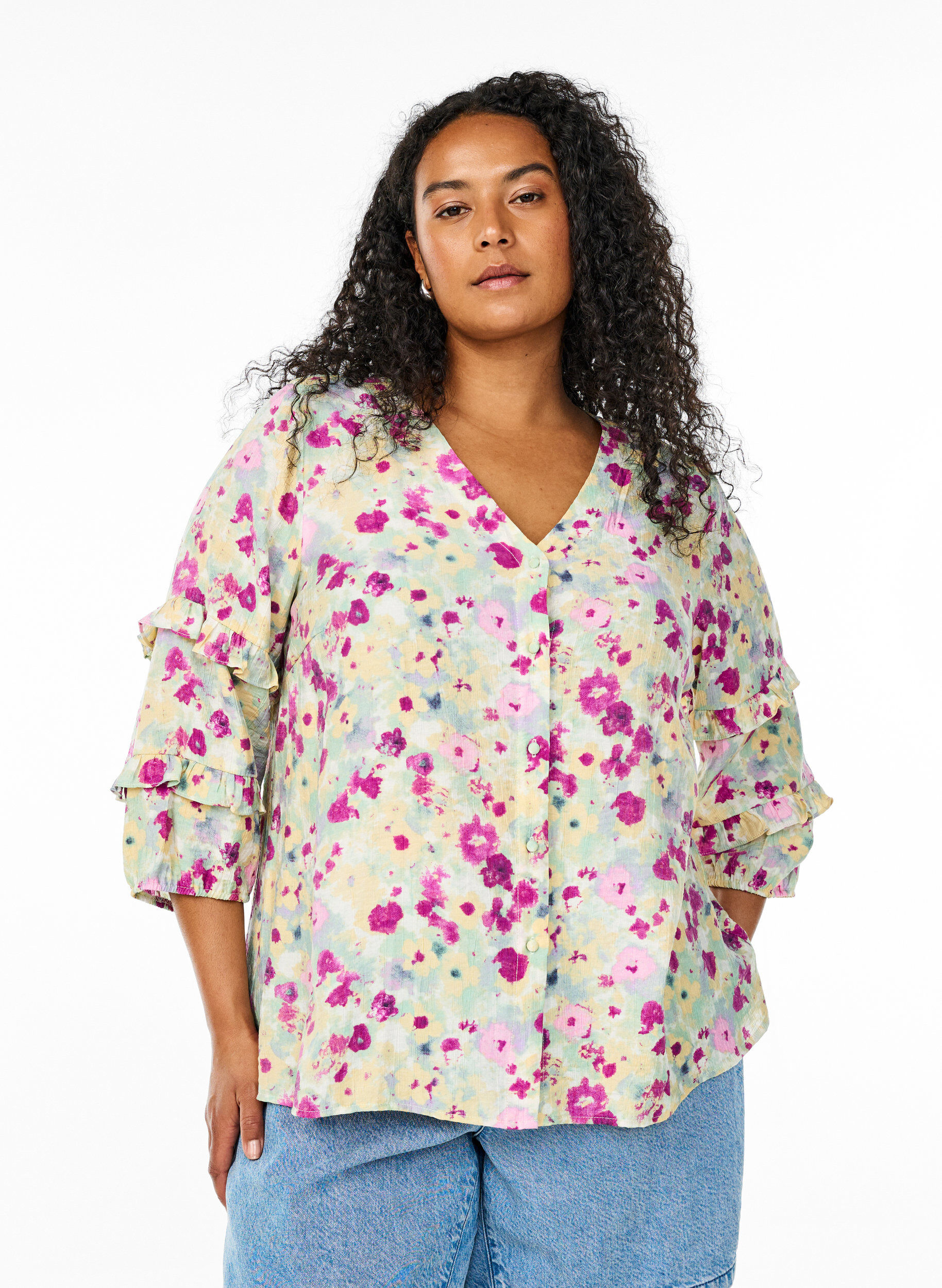 Bluse mit R&uuml;schendetails und Blumendruck, Vanille, Model