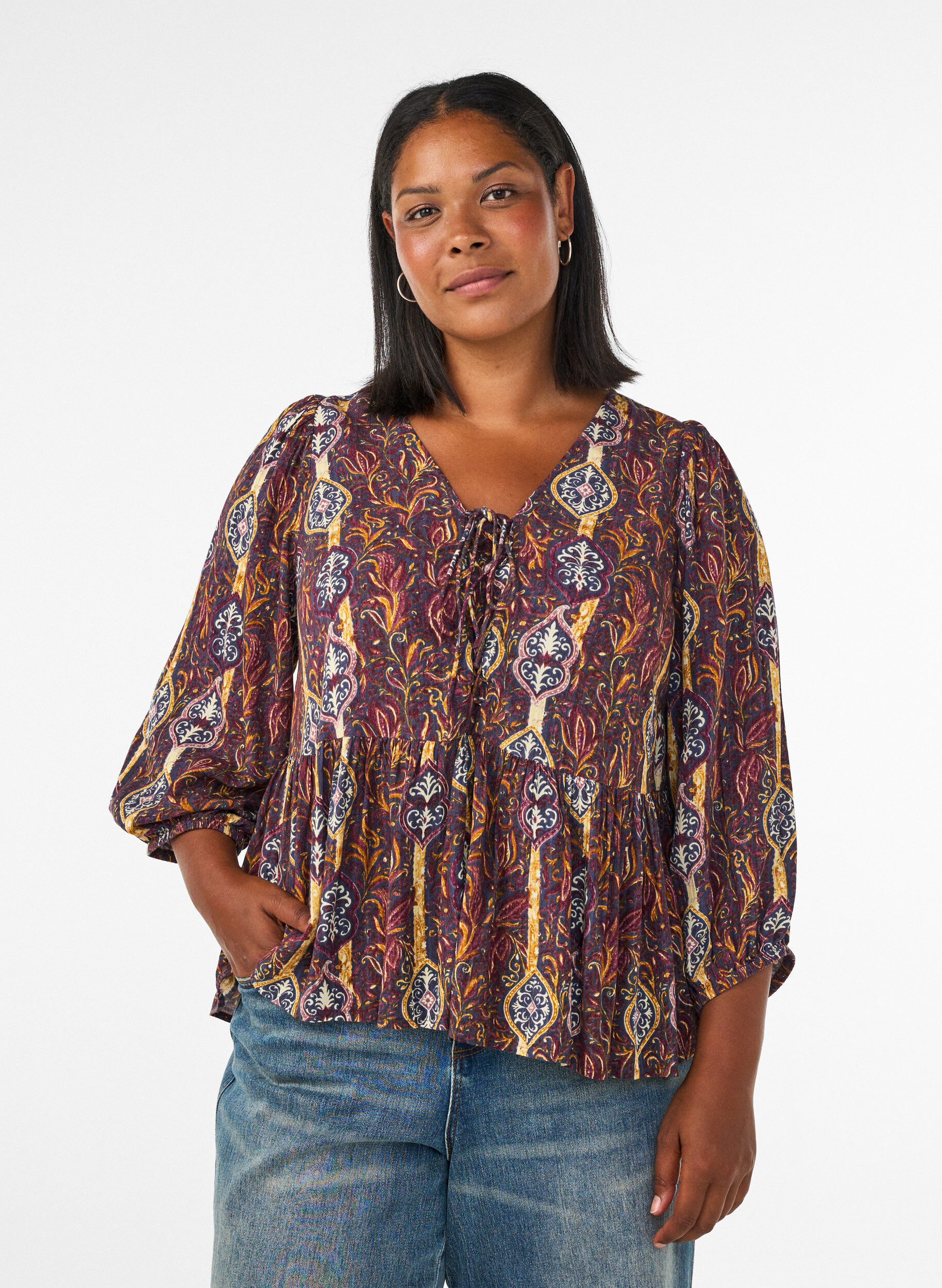 Bluse mit Paisleymuster und Spitzendetails, Lila, Model