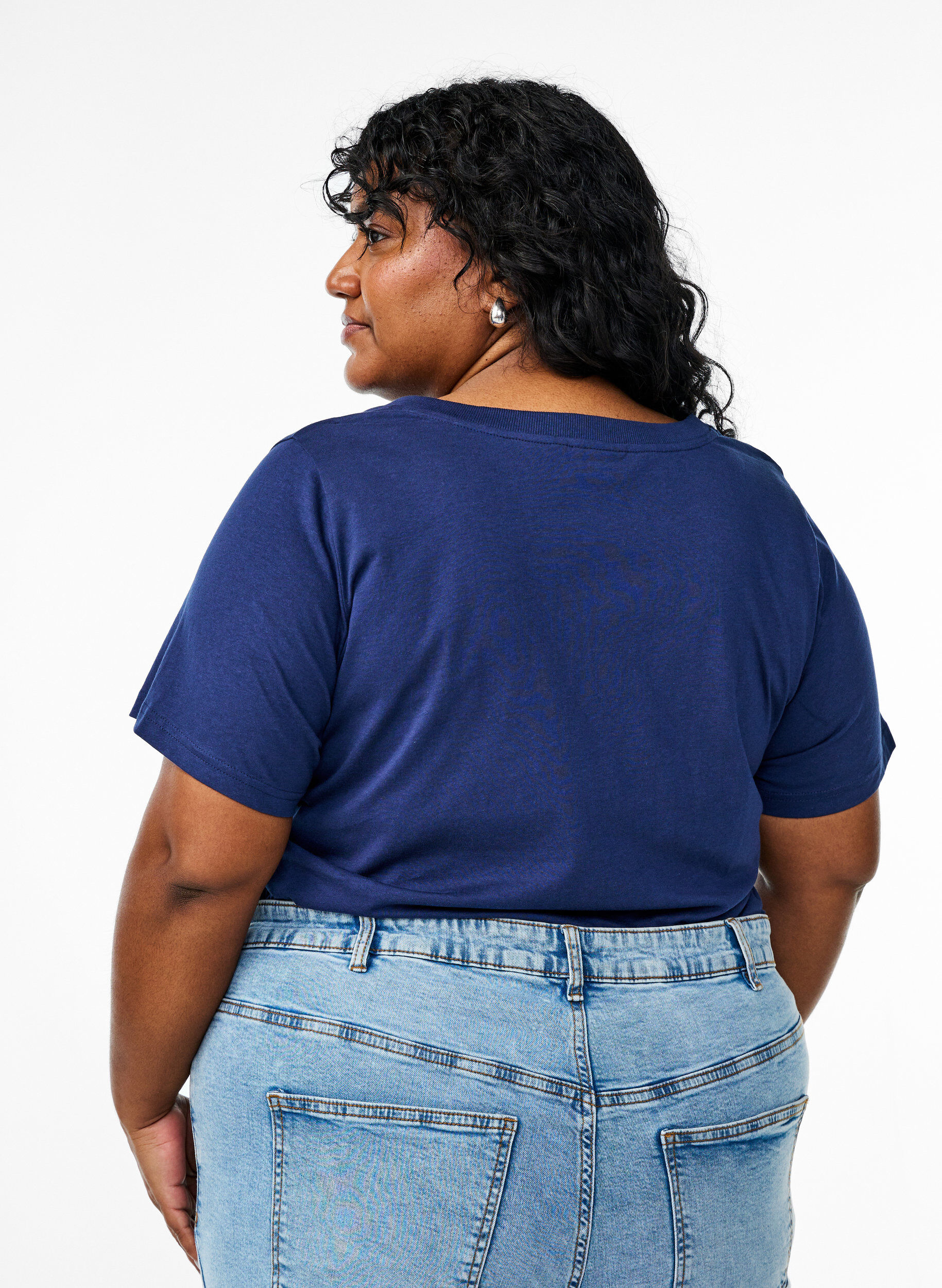 Zizzi T-shirt en coton simple avec encolure en V, Bleu, Model image number 2