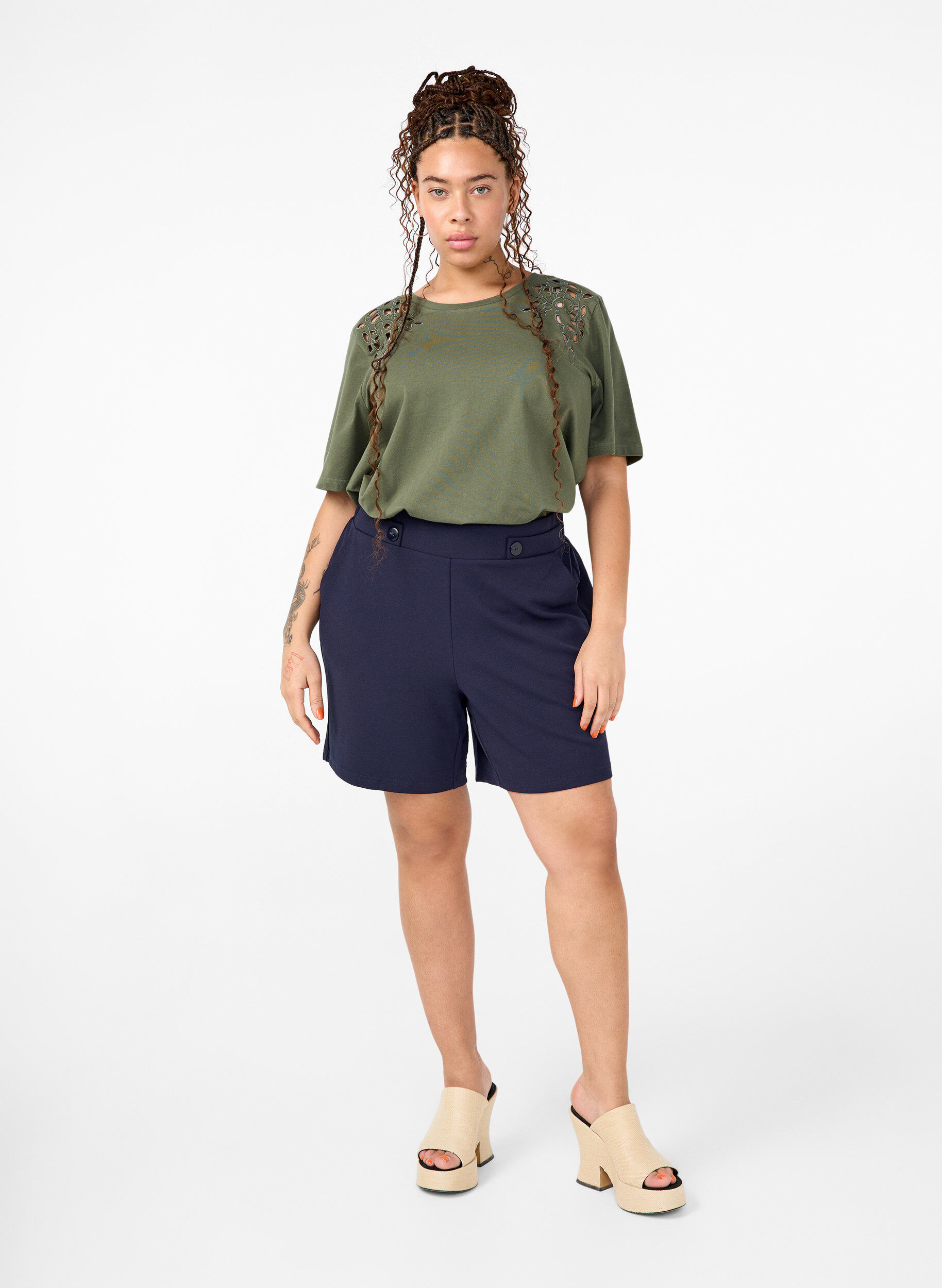 Zizzi T-shirt en coton bio avec d&eacute;tails brod&eacute;s, Thyme, Model image number 2