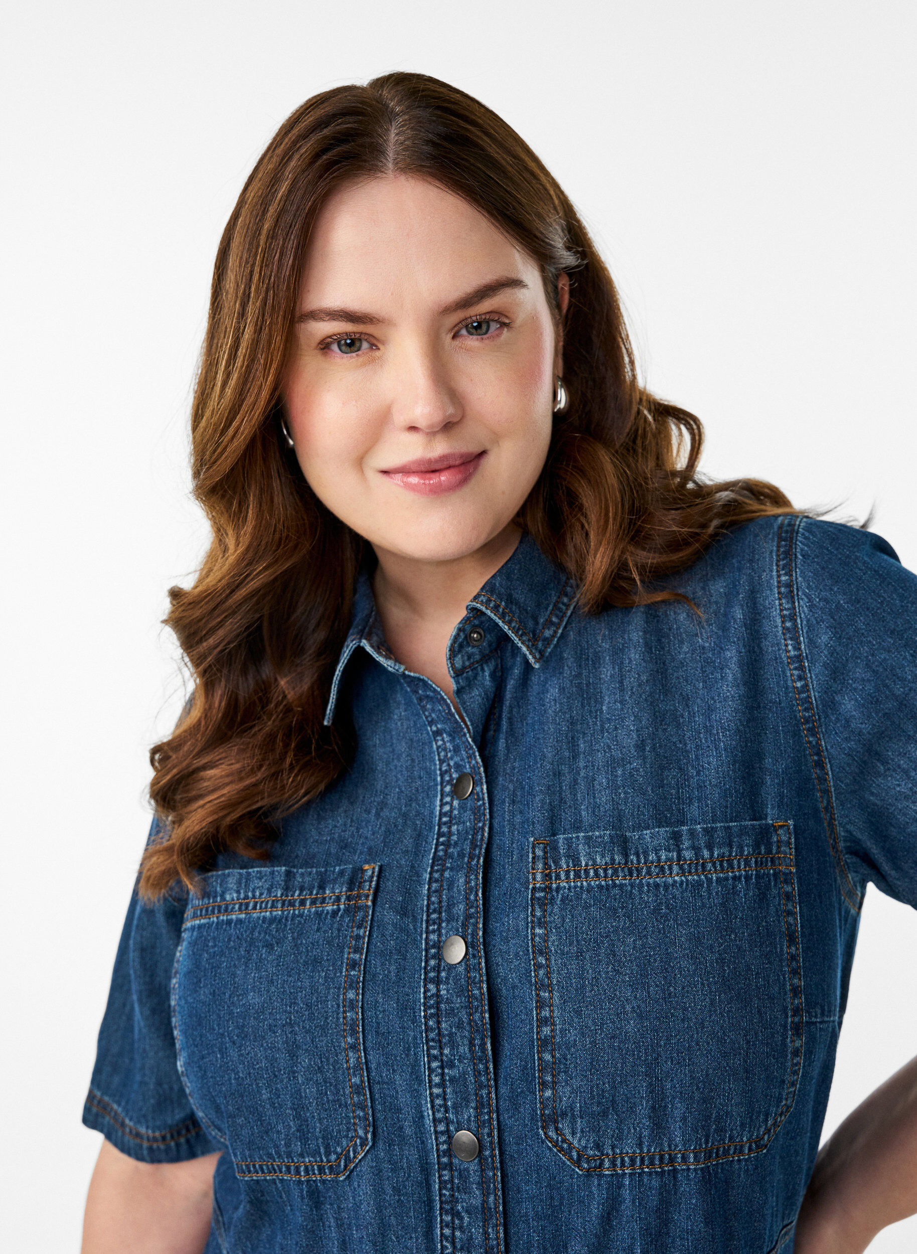 Zizzi Robe chemise en denim &agrave; manches courtes, Bleu, Model image number 2