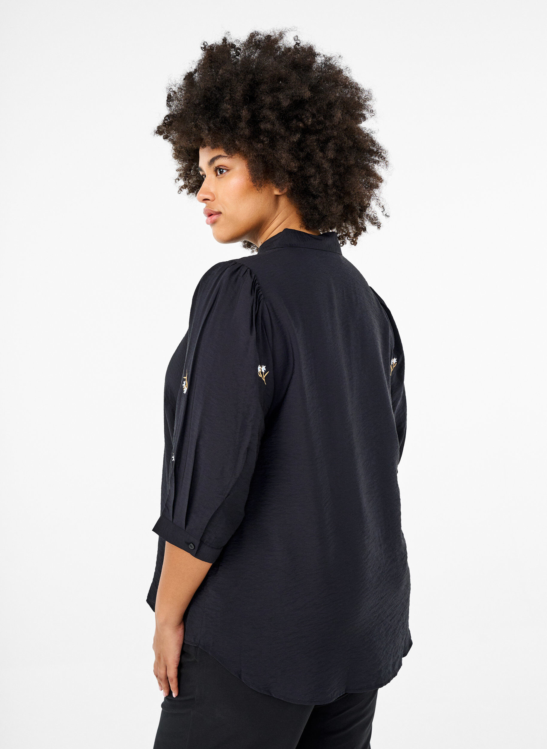 Zizzi Bluse mit 3/4 &Auml;rmeln und gebl&uuml;mter Stickerei, Black, Model image number 1