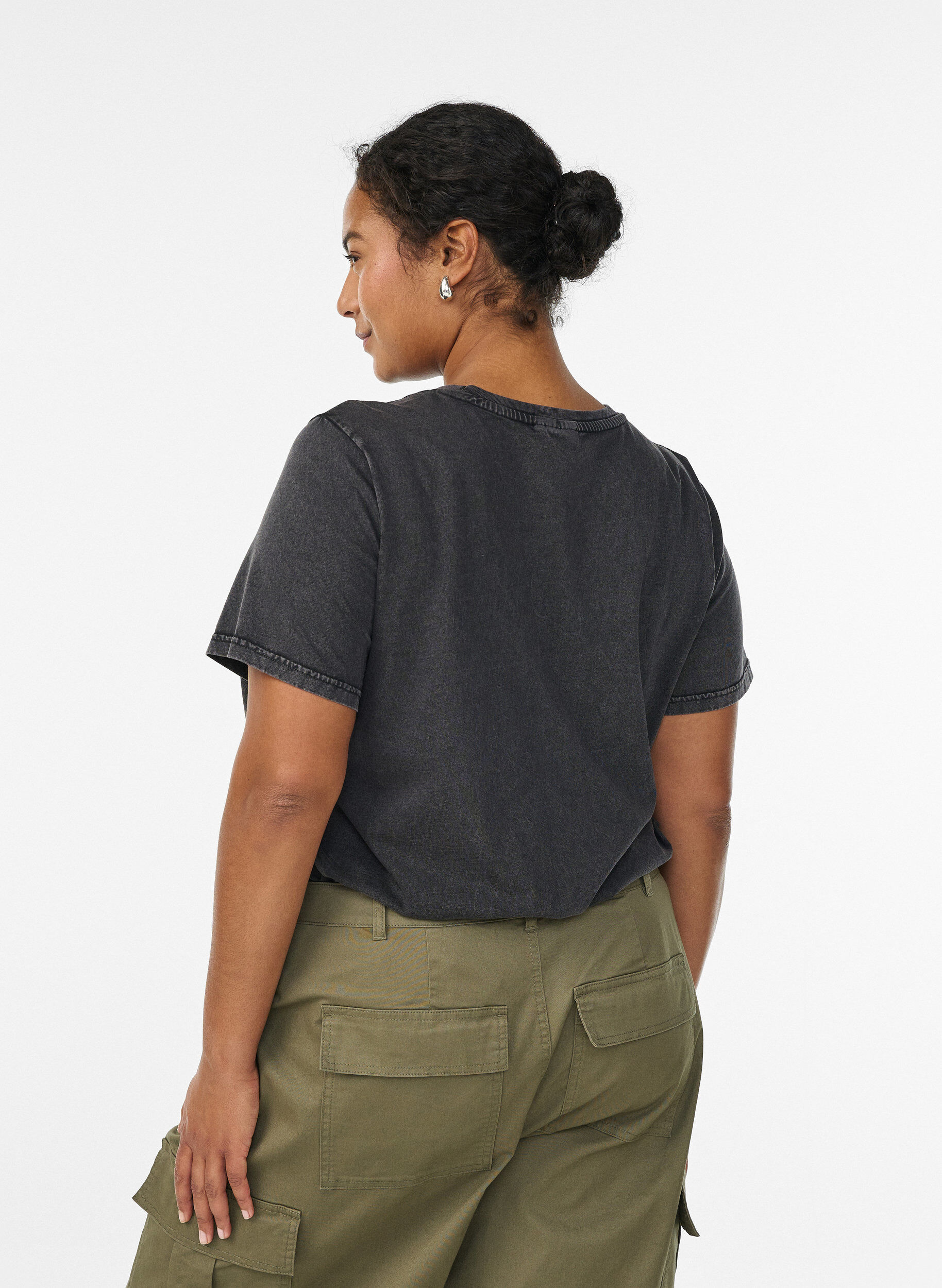 Zizzi T-shirt en coton bio avec imprim&eacute;, Gris anthracite, Model image number 1