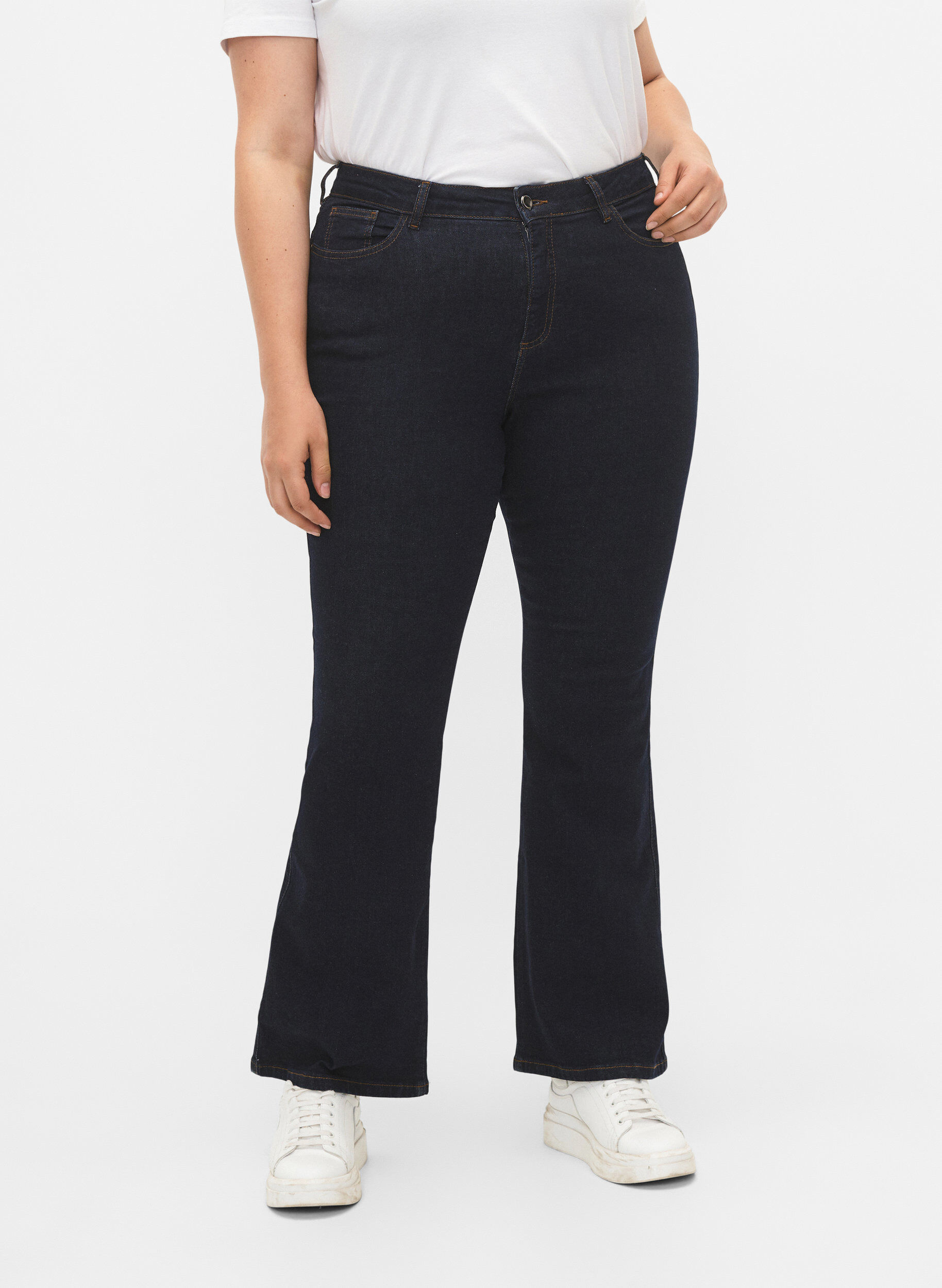 Zizzi Jeans bootcut Ellen &agrave; taille haute, Bleu, Model image number 2