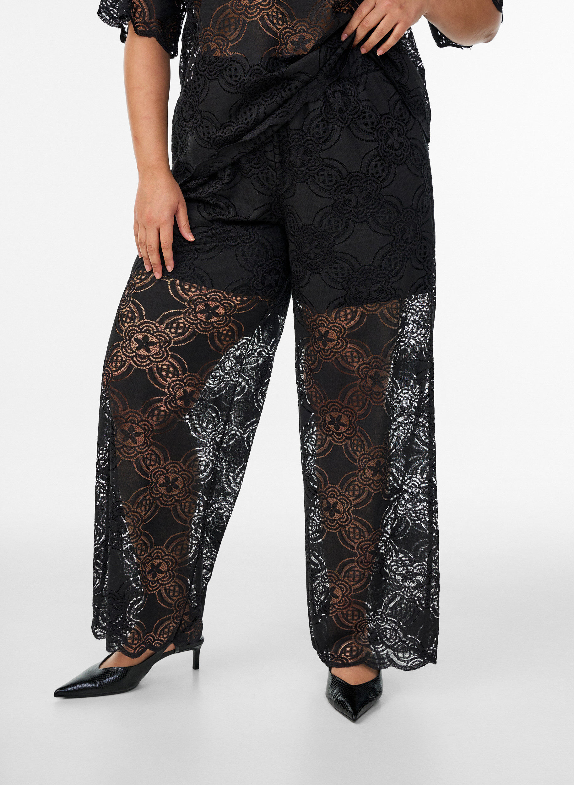 Zizzi Hoch taillierte Hose aus Spitze mit weitem Beinen, Schwarz, Model image number 2