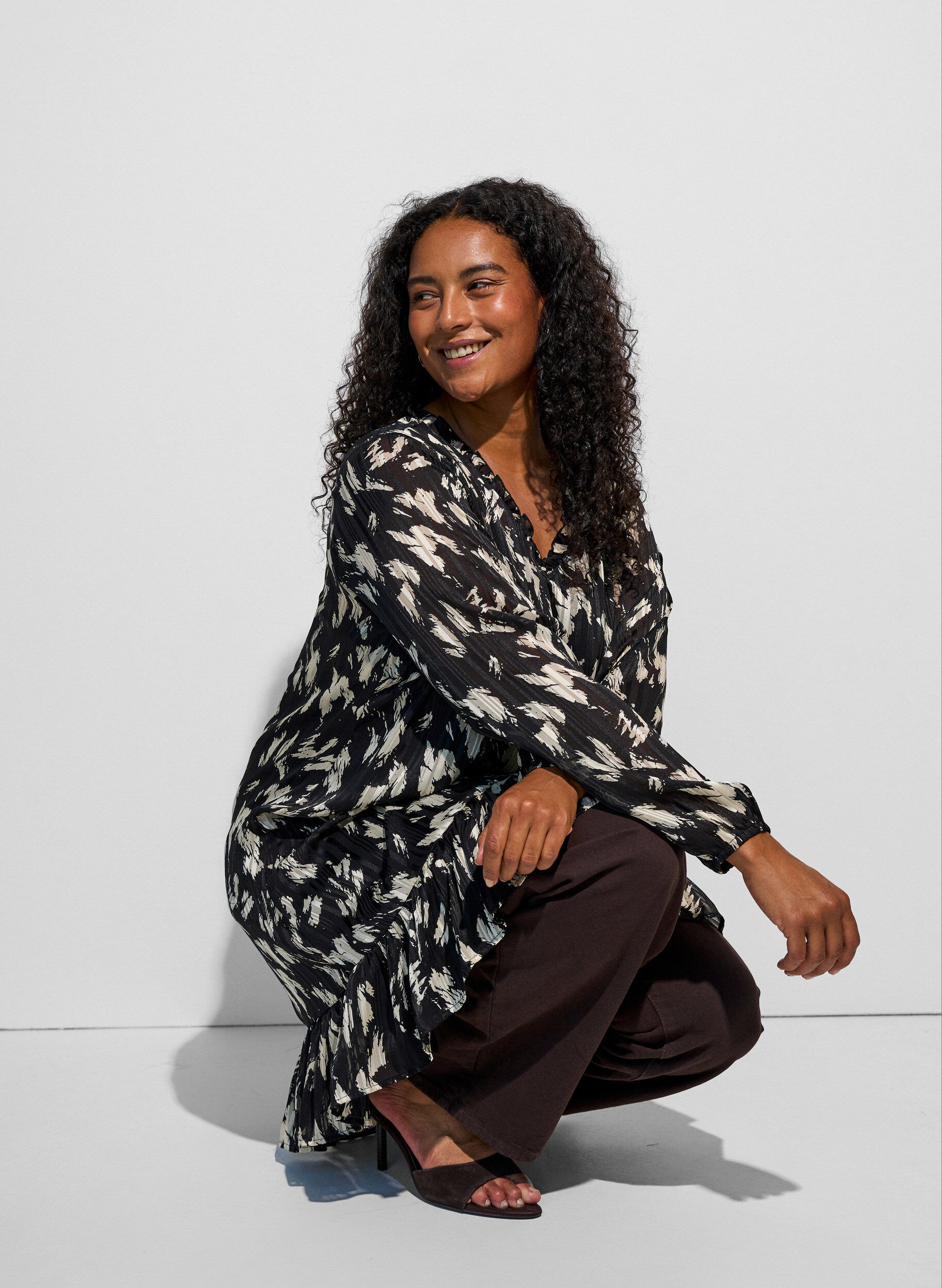 ZizziGemustertes Kleid mit R&uuml;schen und langen &Auml;rmeln, Schwarz, Model image number 0