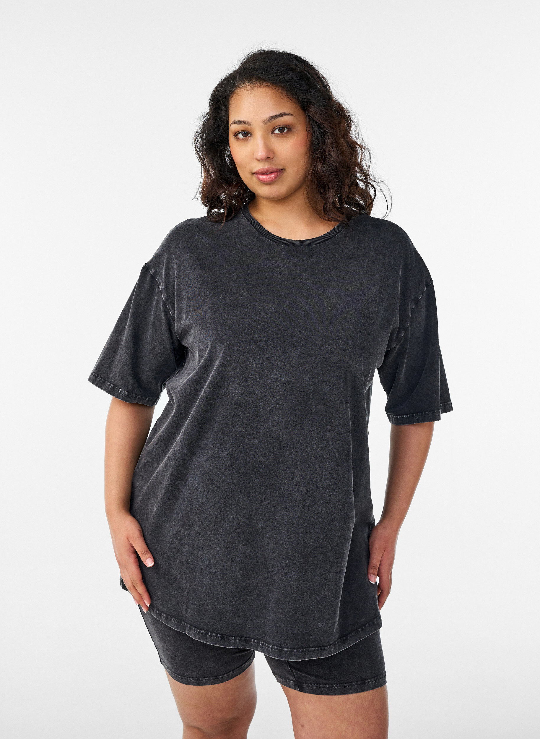 Sportliches T-Shirt aus Baumwolle mit Washed-Effekt, Schwarz, Model
