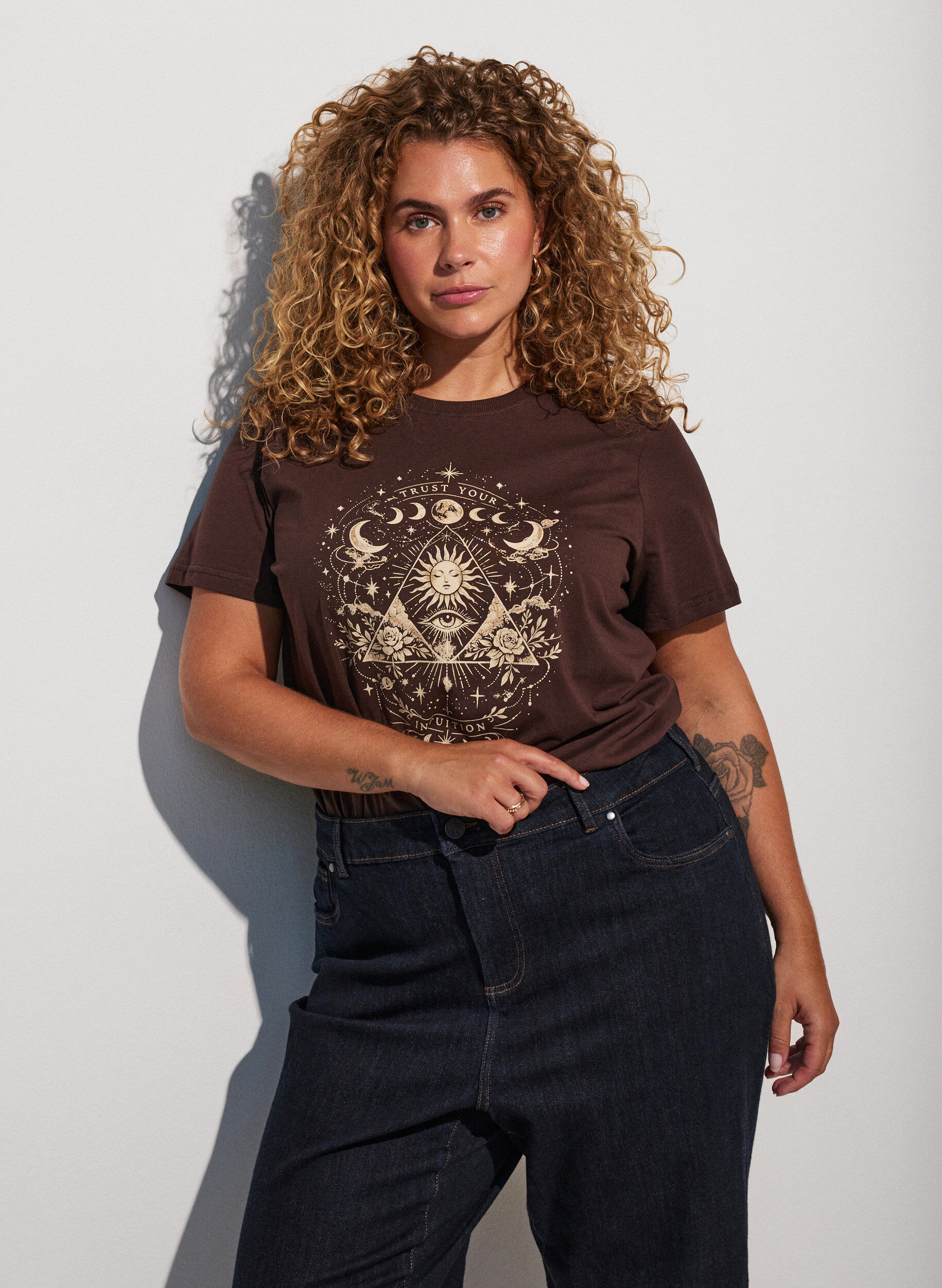 T-shirt en coton avec imprim&eacute; devant, Marron, Model