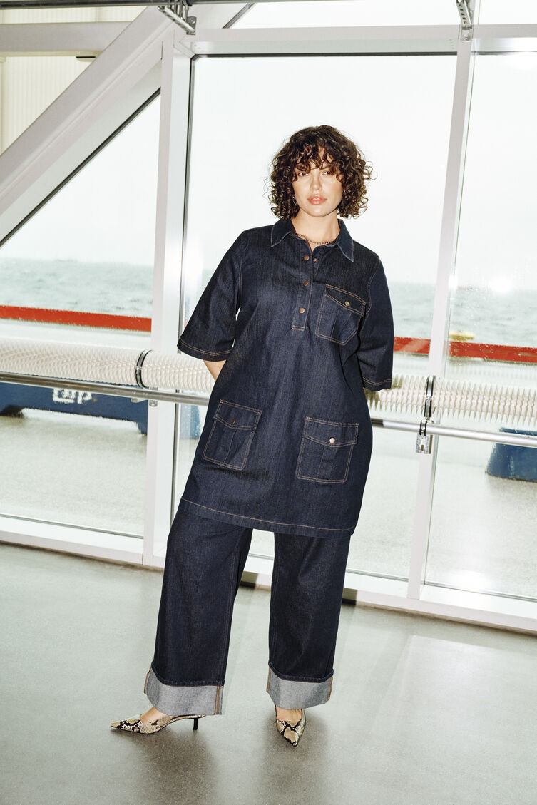 Look denim avec d&eacute;tails, , Model