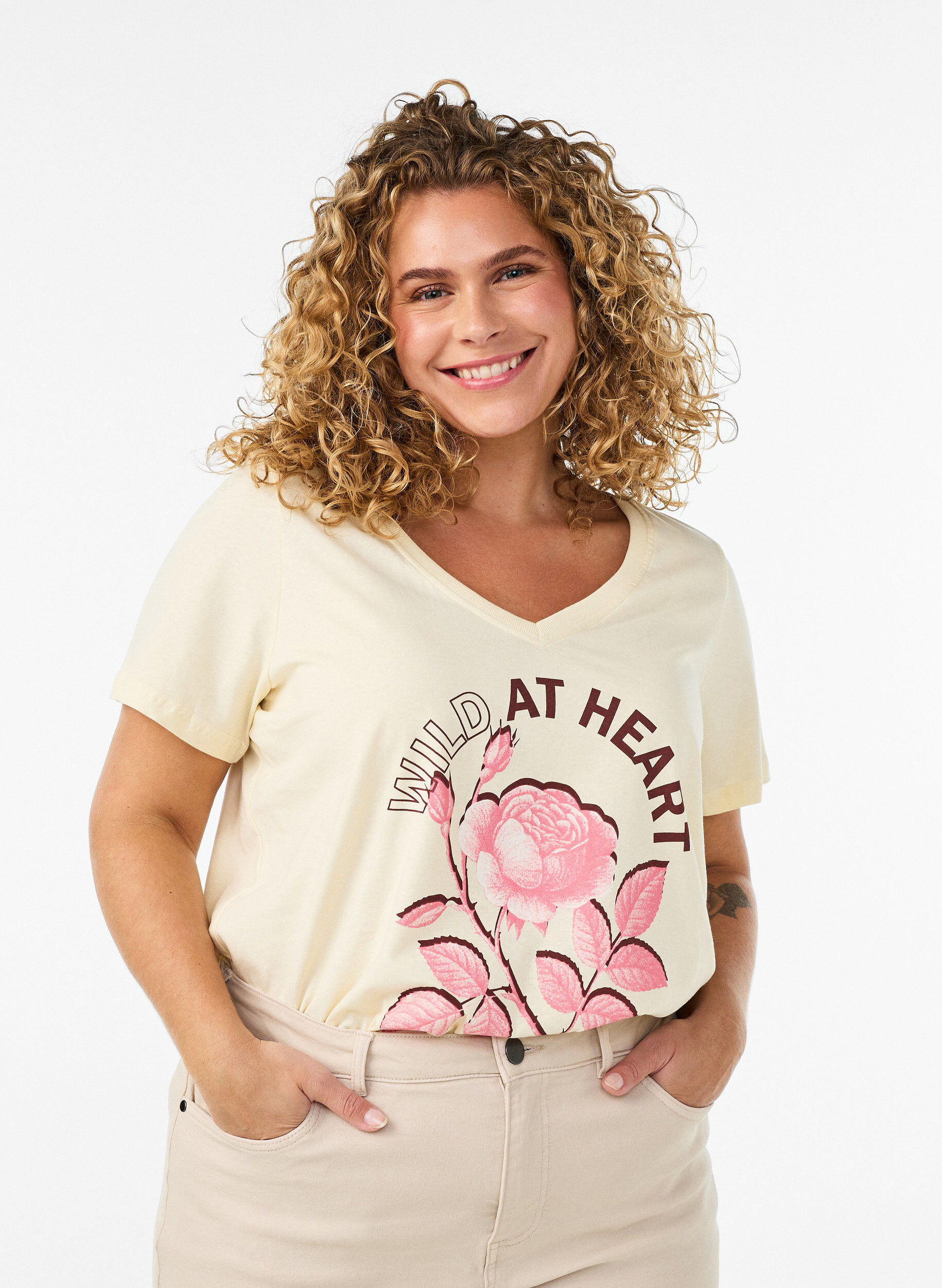 T-Shirt aus Baumwolle mit Frontprint und V-Ausschnitt, Beige, Model