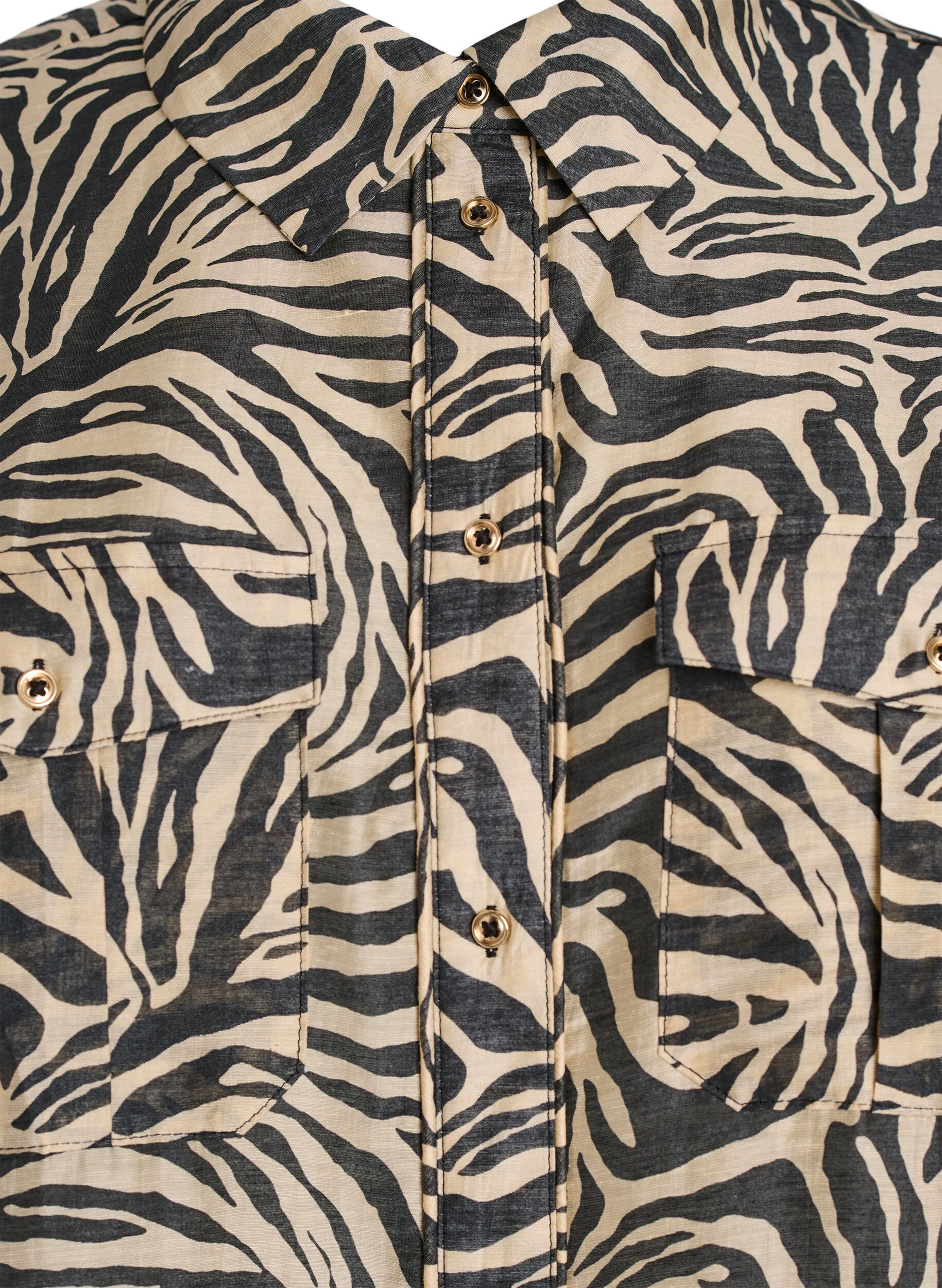 Zizzi Locker sitzendes Shirt mit Tierprint und Brusttaschen, Schwarz, Packshot image number 2