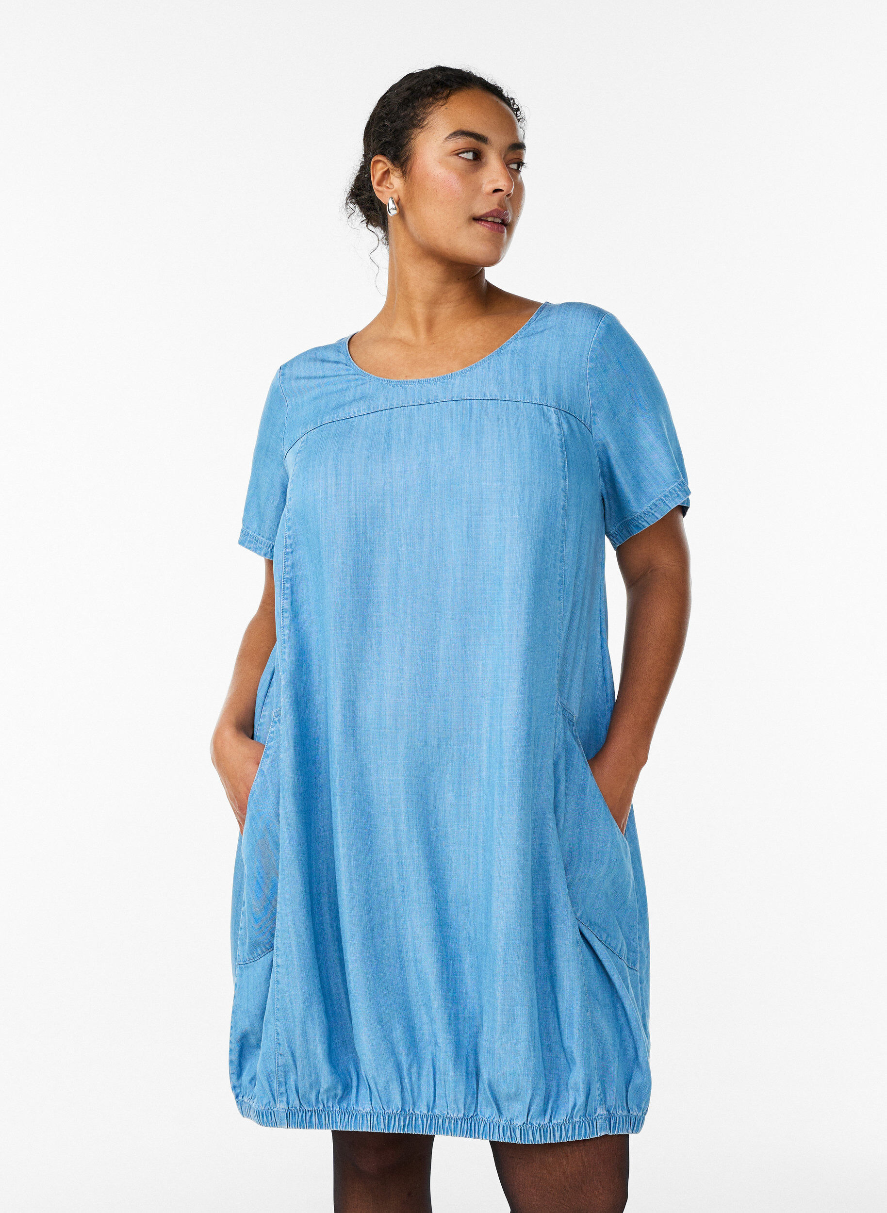 Zizzi Kurzes Kleid aus Lyocell-Denim mit Ballon-Passform, Blau, Model image number 0
