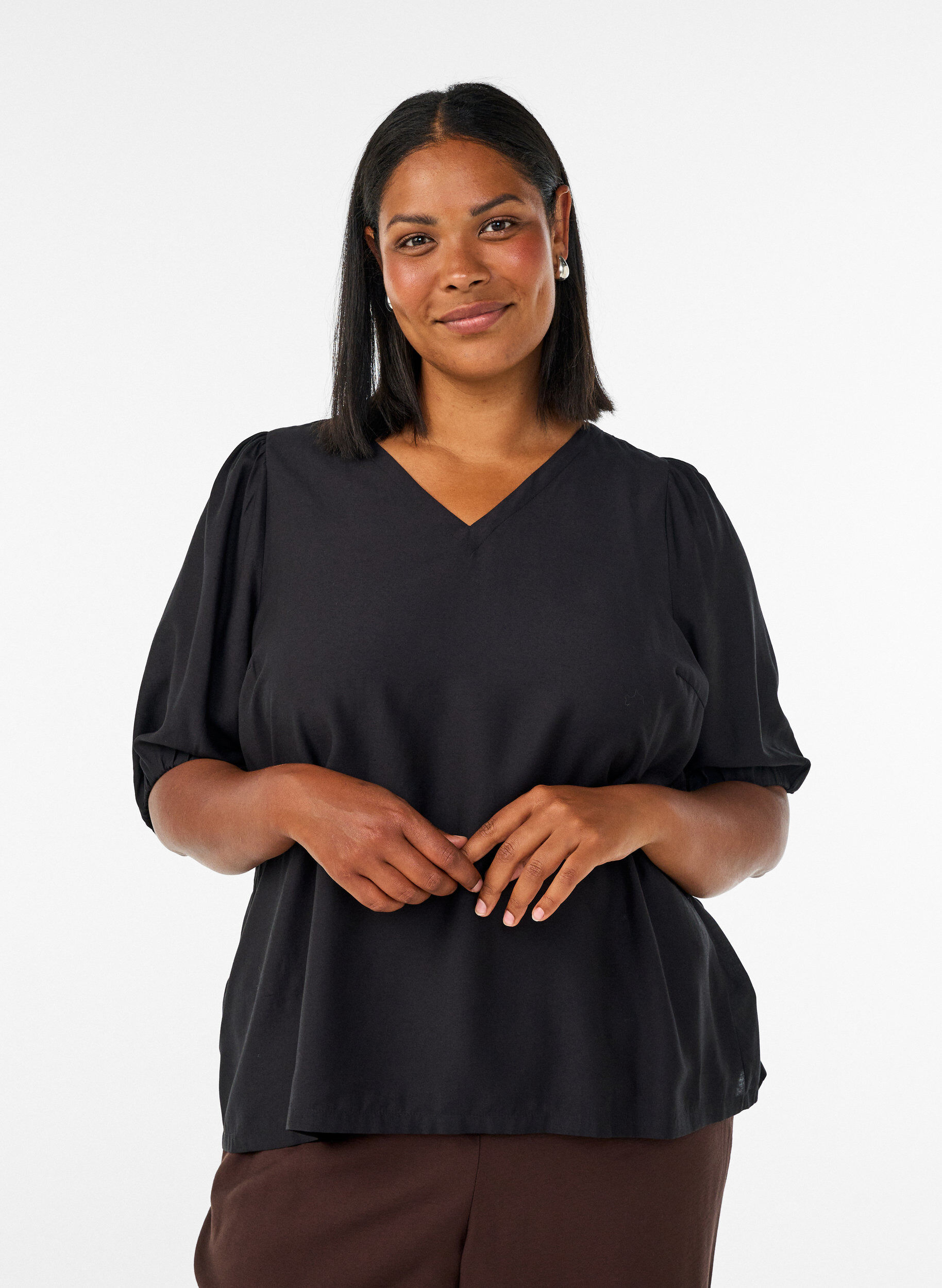 Bluse aus Viskose mit V-Ausschnitt, Schwarz, Model