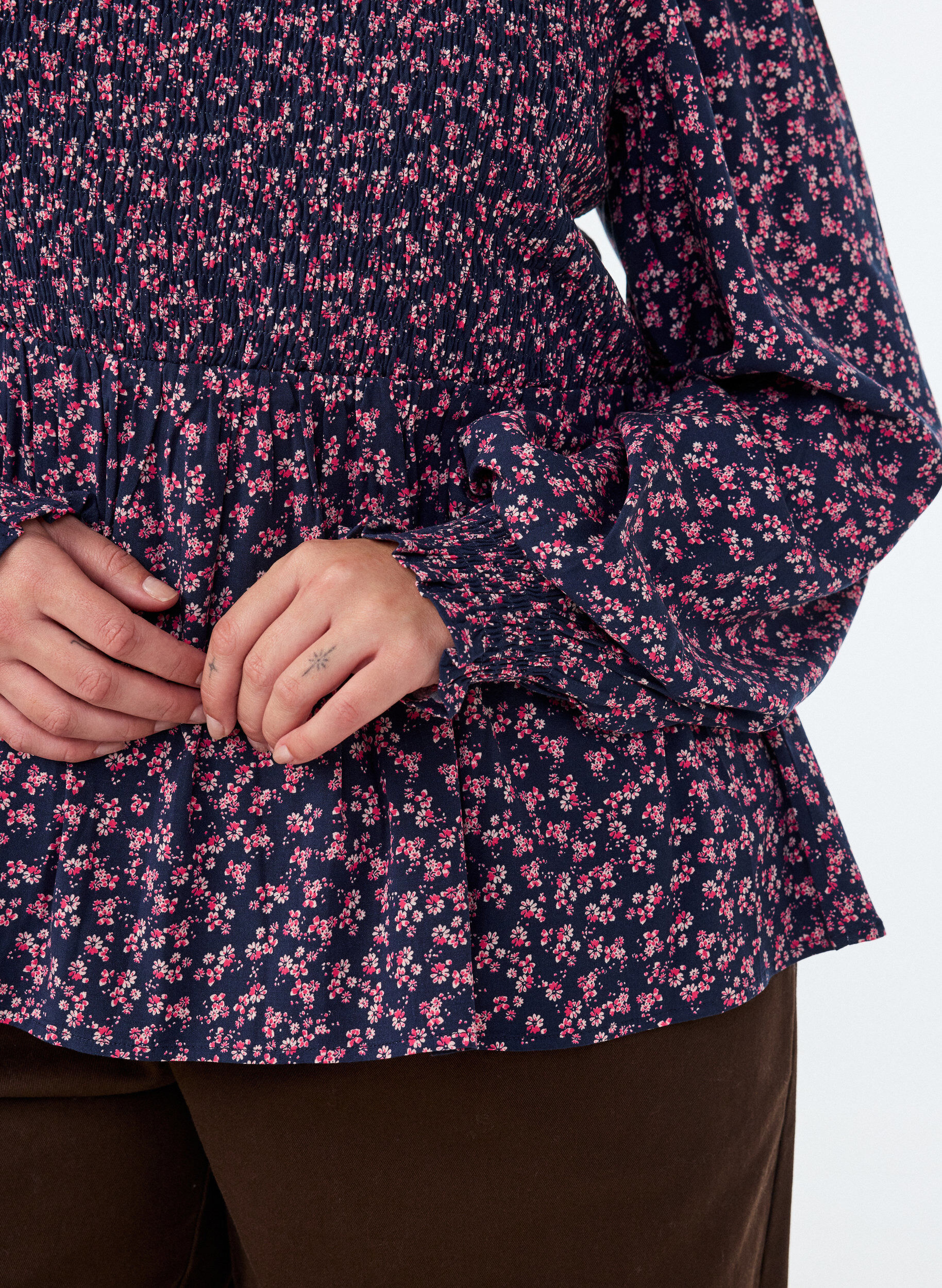 ZizziBlouse avec haut smock&eacute; et imprim&eacute; fleuri, Bleu, Model image number 3
