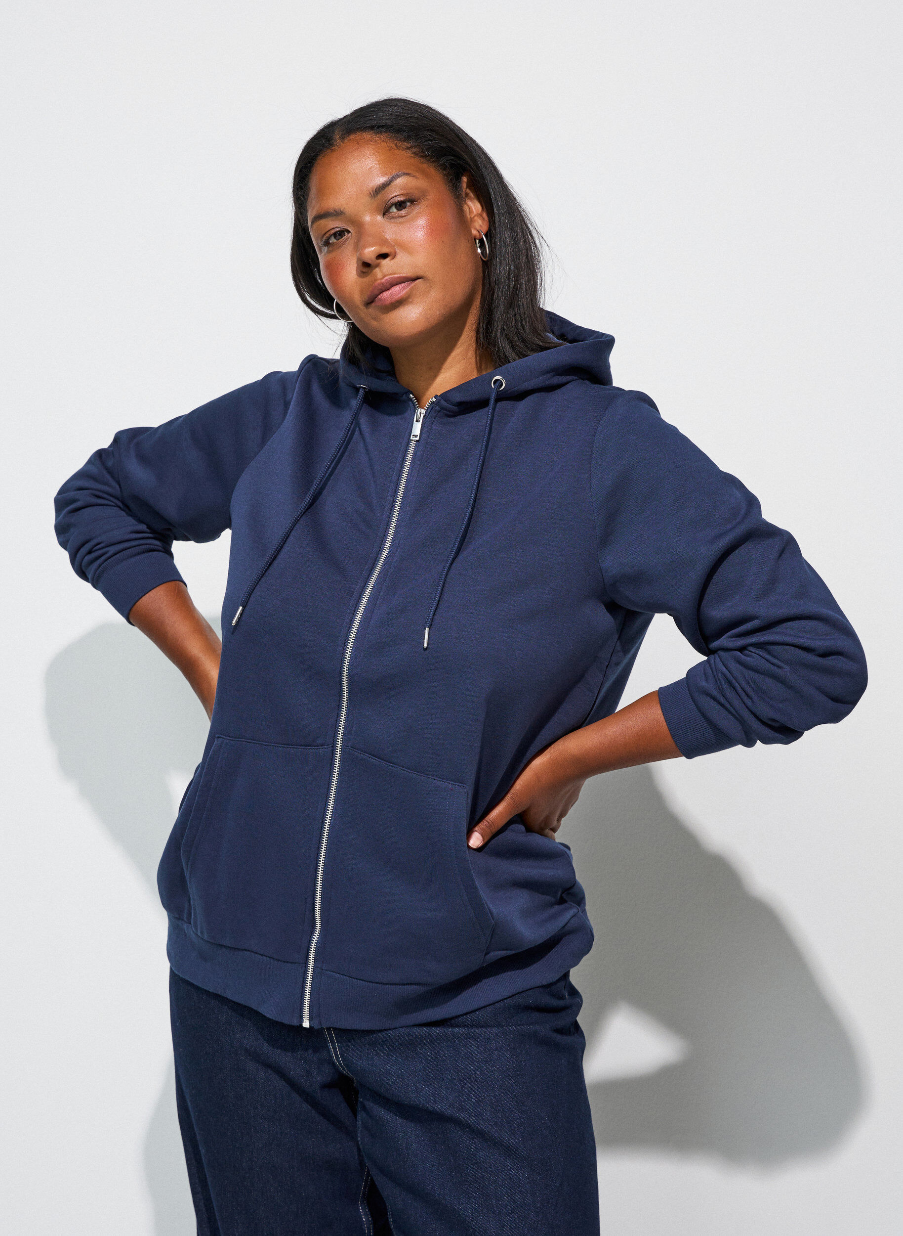 ZizziKapuzensweatshirt mit Rei&szlig;verschluss und Taschen, Blau, Model image number 3