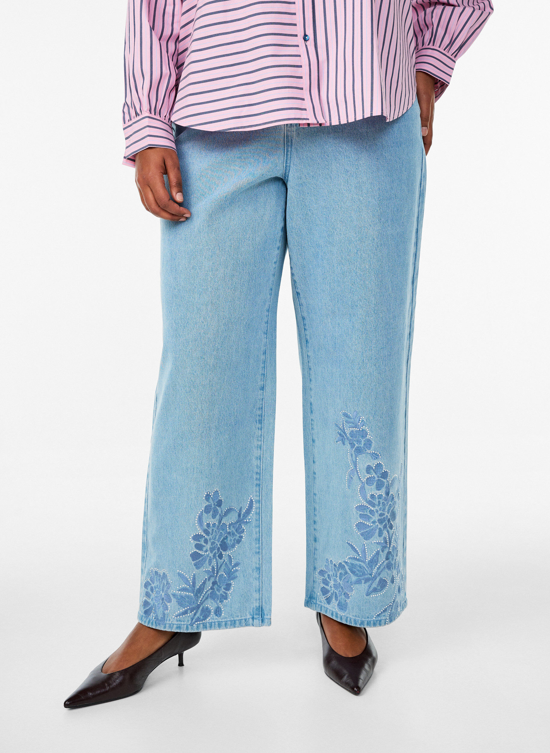 Zizzi Jean Myra coupe large avec d&eacute;tails fleuris, Bleu Clair, Model image number 2