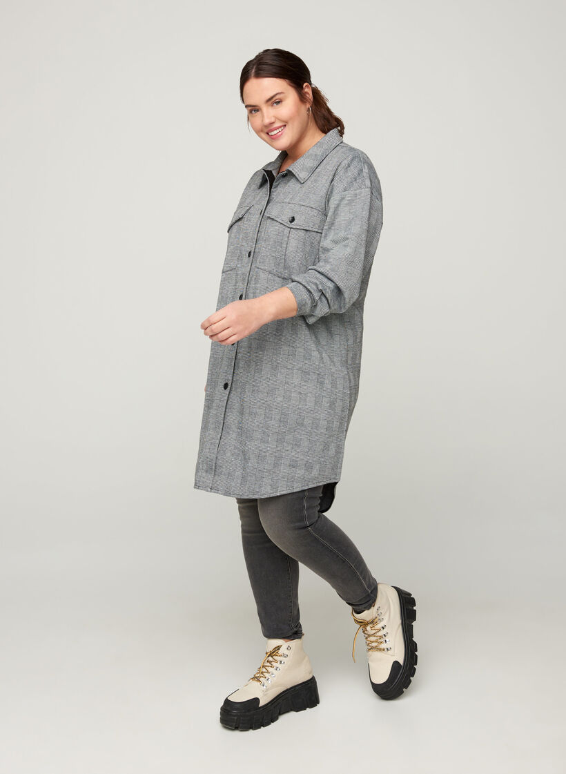 Chemise longue à carreaux avec poches poitrine, Black Check , Model image number 2