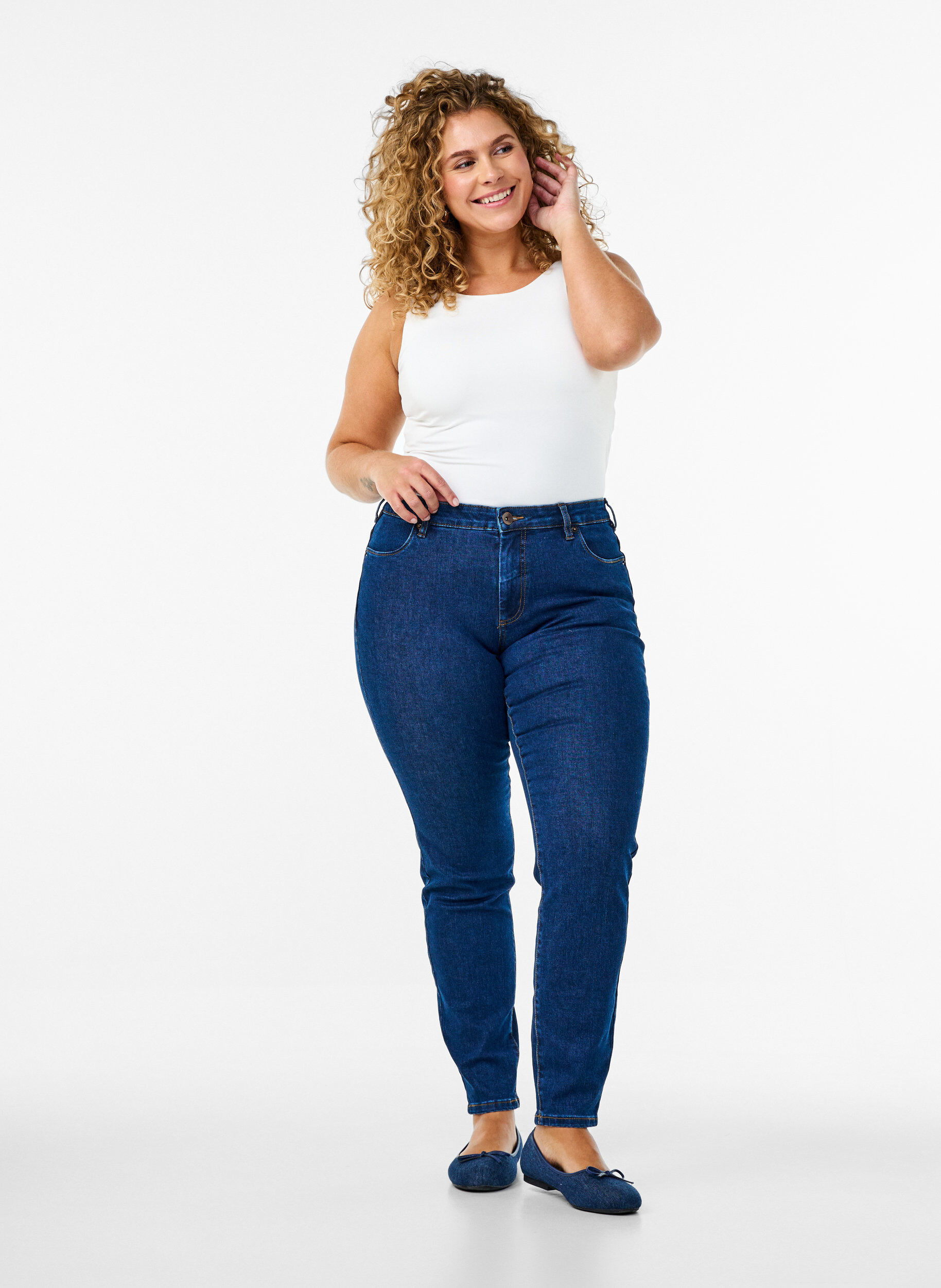 Jean Emily coupe slim fit avec taille normale, Bleu, Model