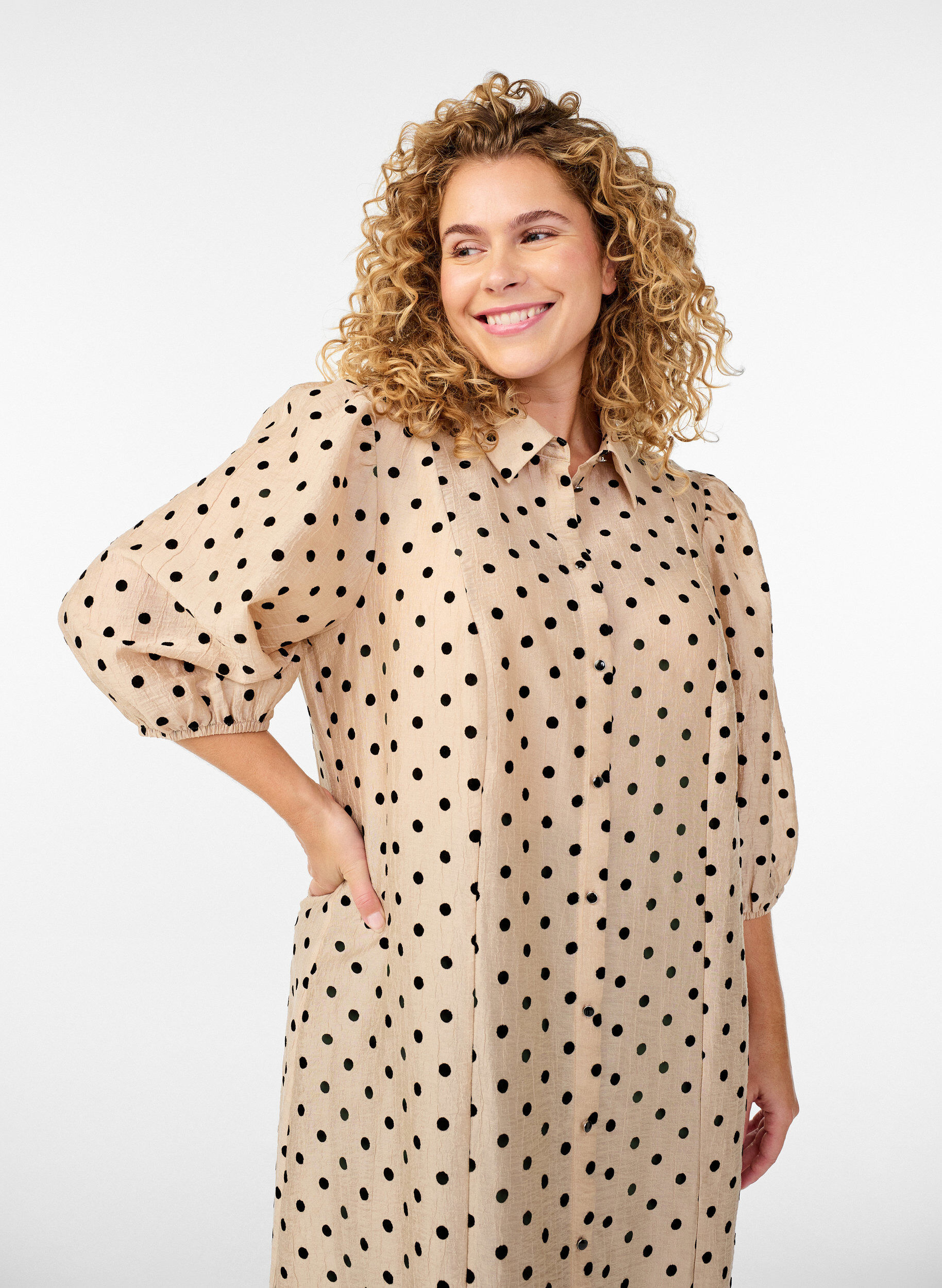 Zizzi Midi-Hemdkleid mit Punkten und 3/4-&Auml;rmeln, Beige, Model image number 2