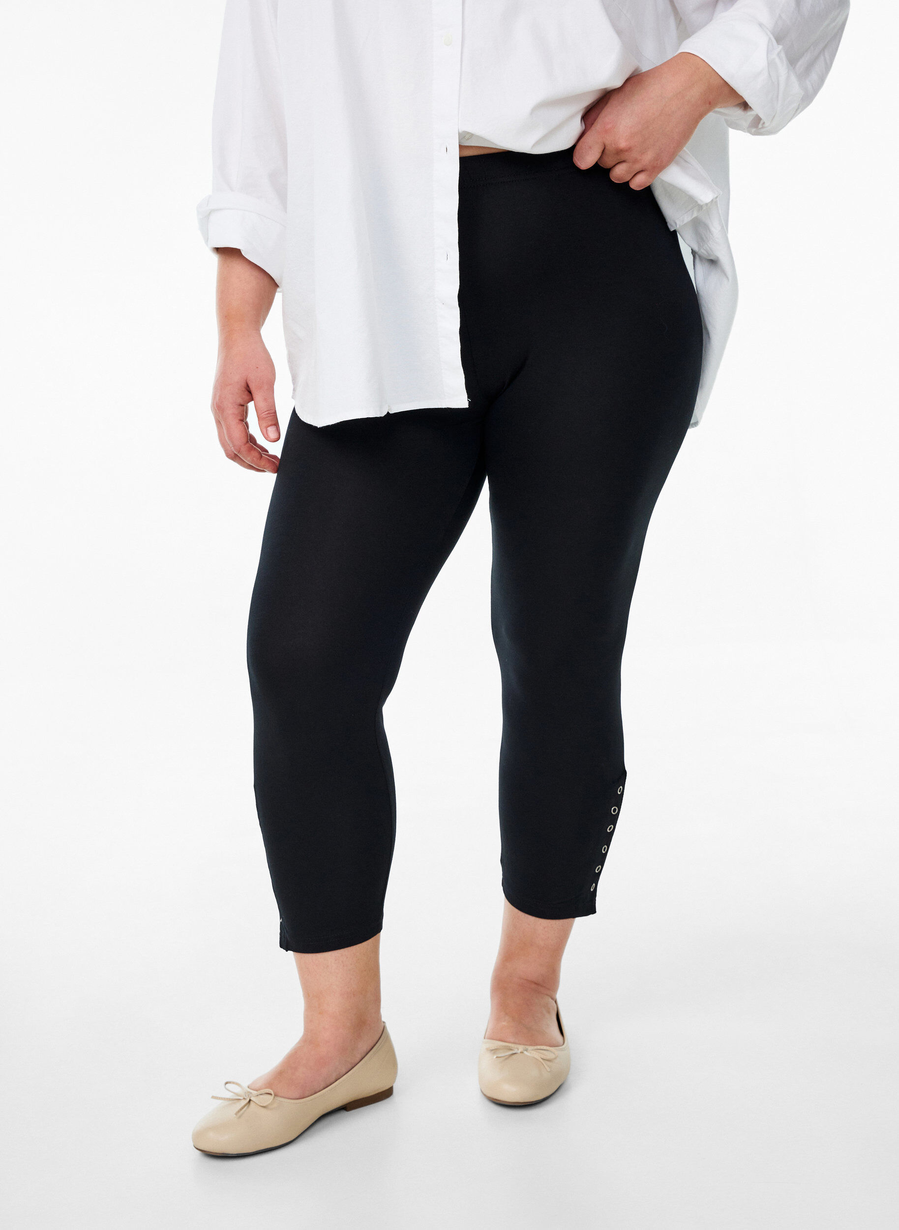 Zizzi 3/4 Leggings mit Kn&ouml;pfen, Schwarz, Model image number 0