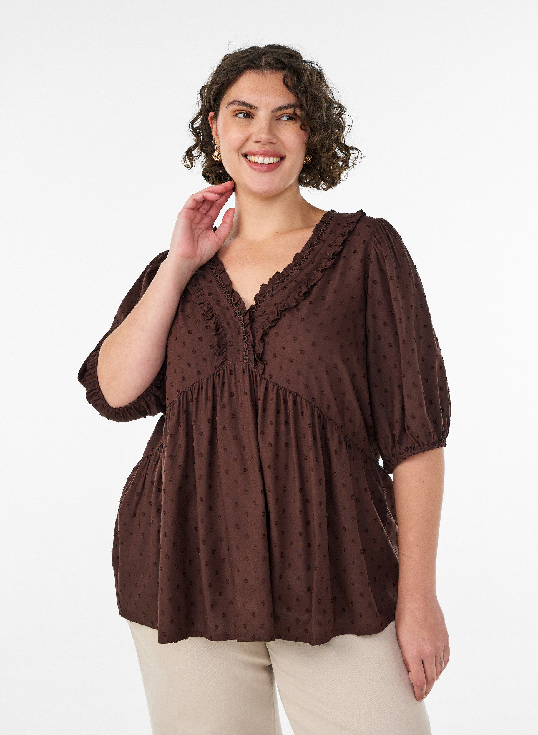 Blouse en viscose avec texture &agrave; pois et col V, Marron, Model