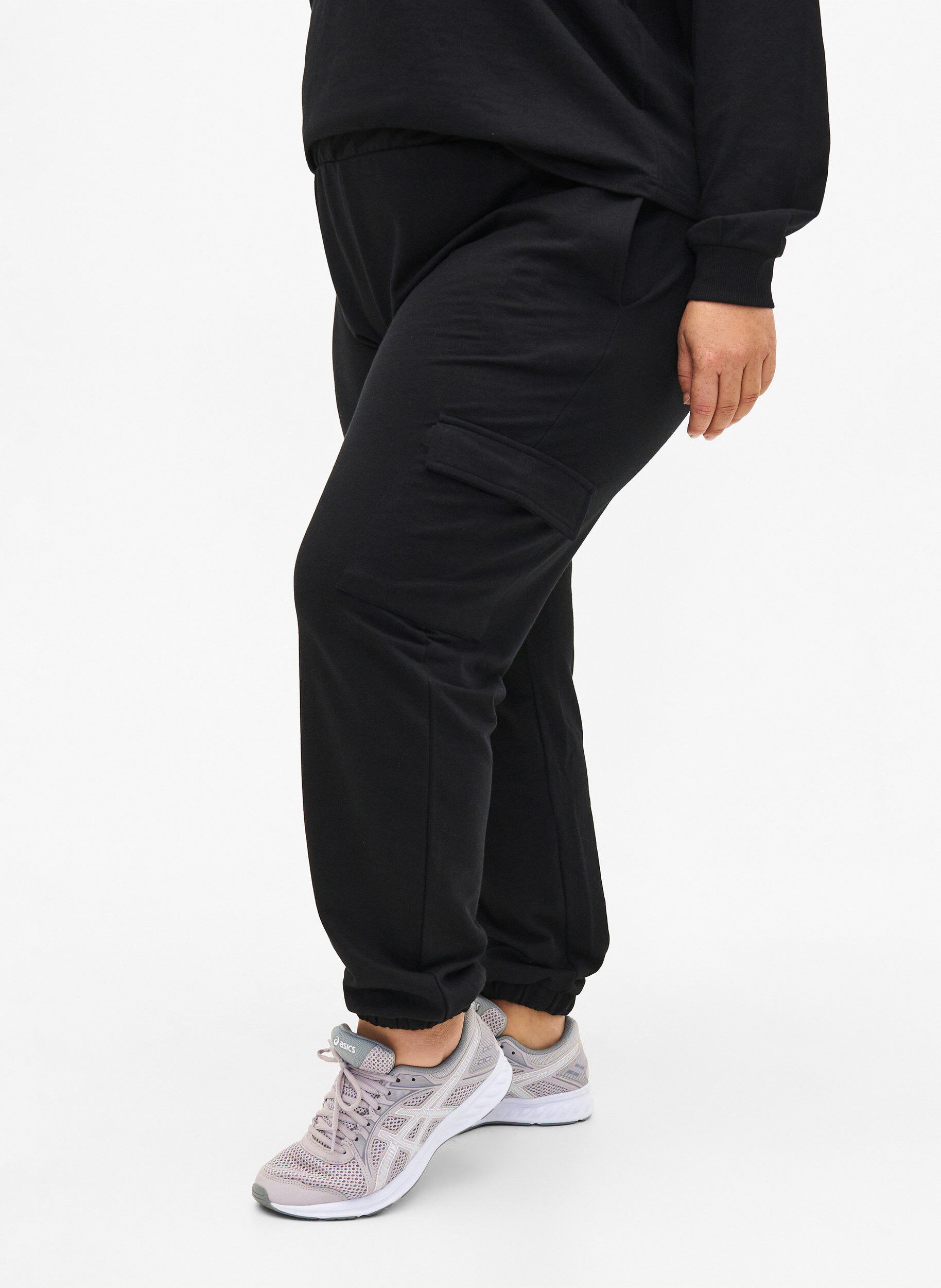 Zizzi Pantalon de surv&ecirc;tement avec poches cargo, Black, Model image number 0