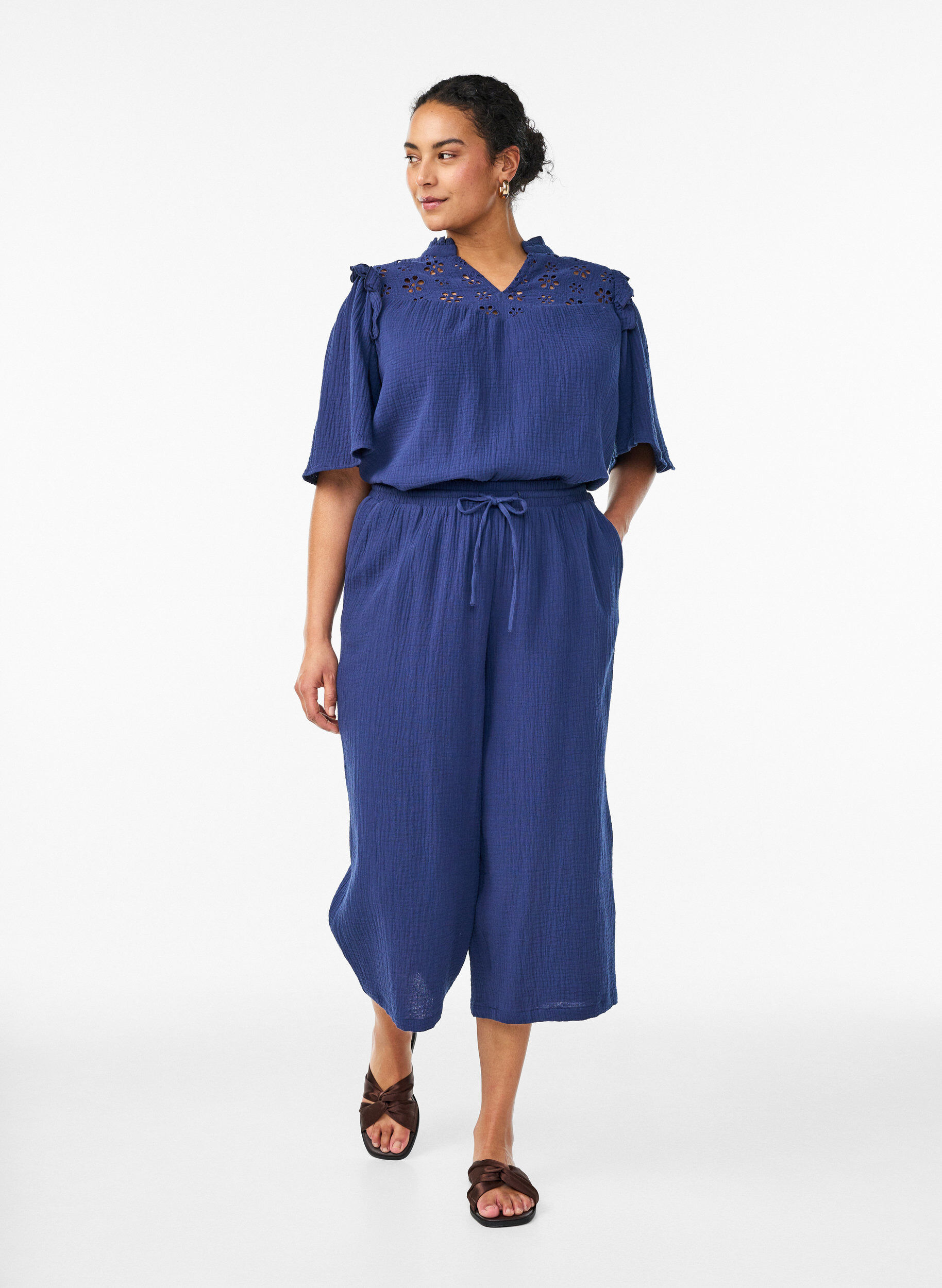 Zizzi Bluse aus Baumwoll-Musselin mit Broderie Anglaise und 1/2-&Auml;rmeln, Blau, Model image number 1