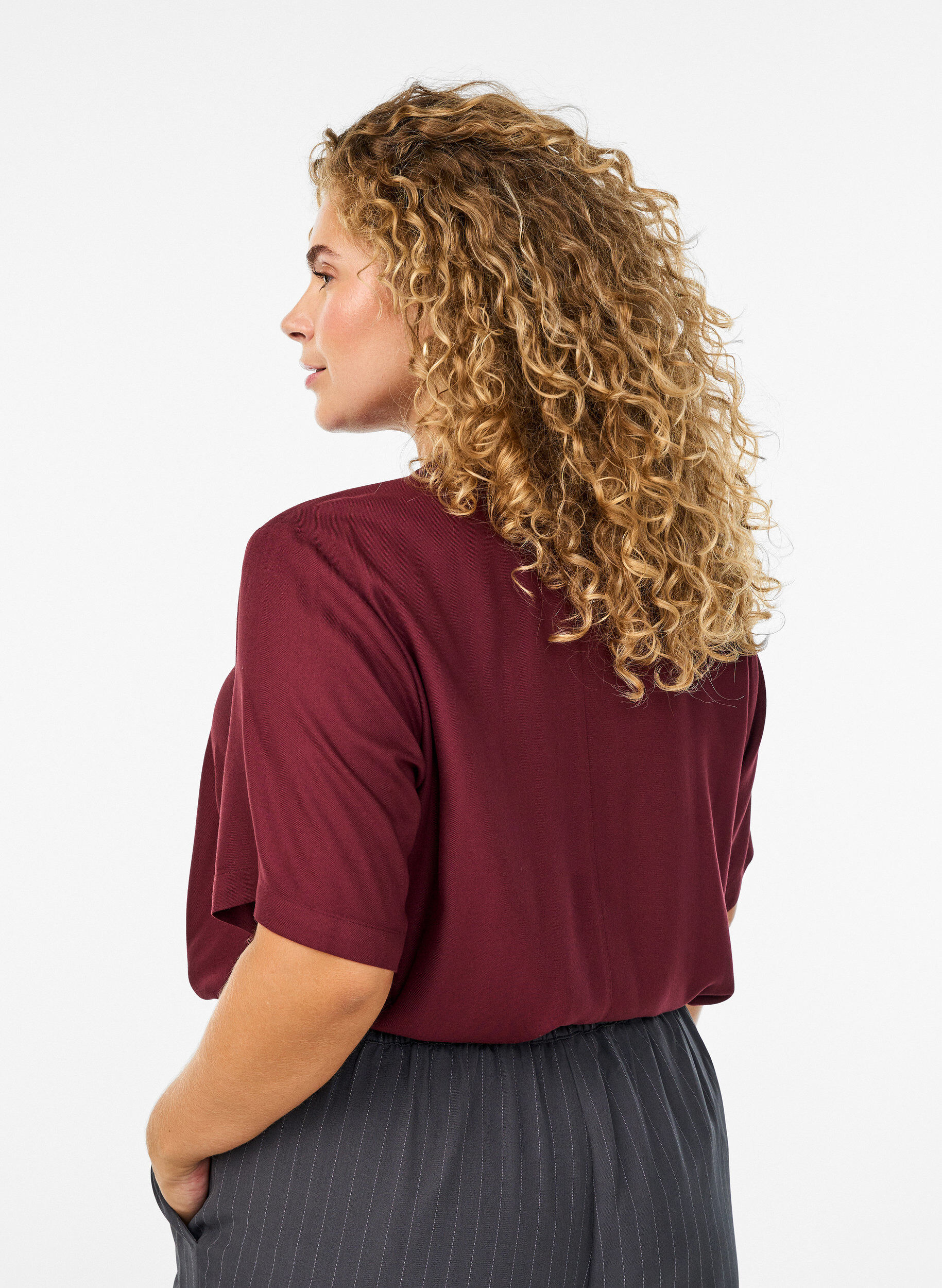 Zizzi Blouse &agrave; manches courtes avec boutonnage en diagonale, Bordeaux, Model image number 2