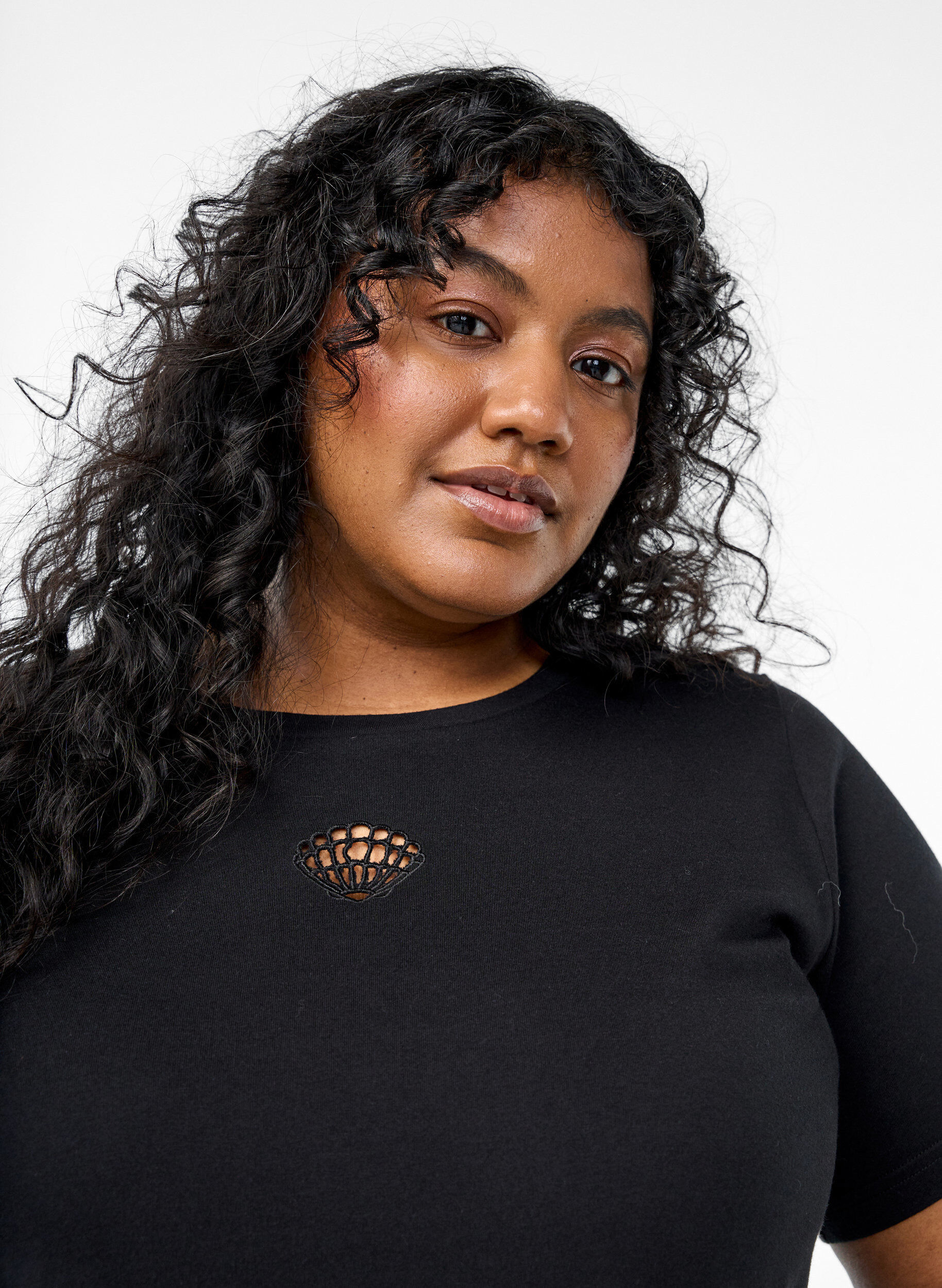 Zizzi T-shirt avec d&eacute;tails d&eacute;coratifs, Noir, Model image number 3