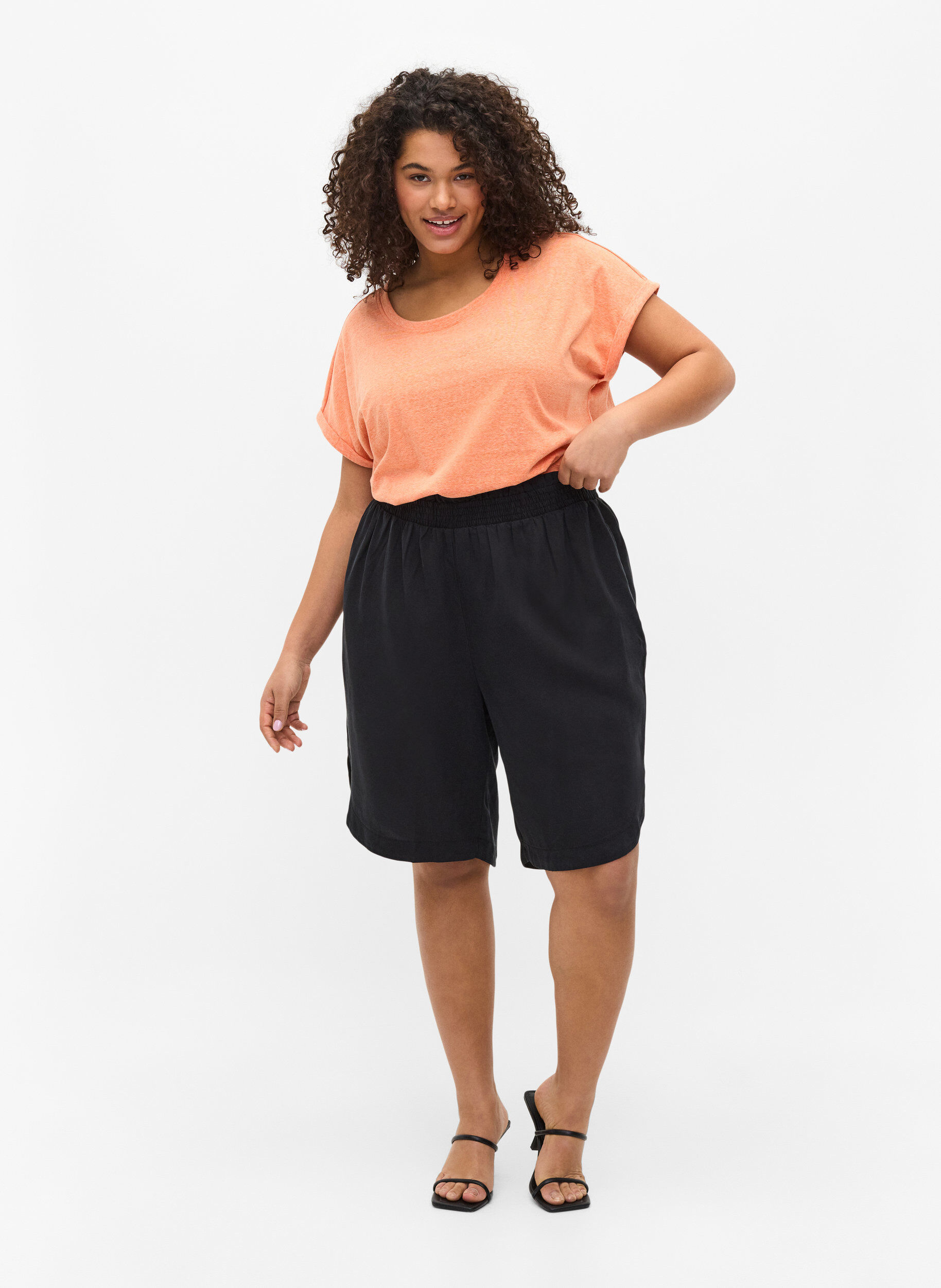 Zizzi Lockere Bermudashorts mit Smock, Black, Model image number 2