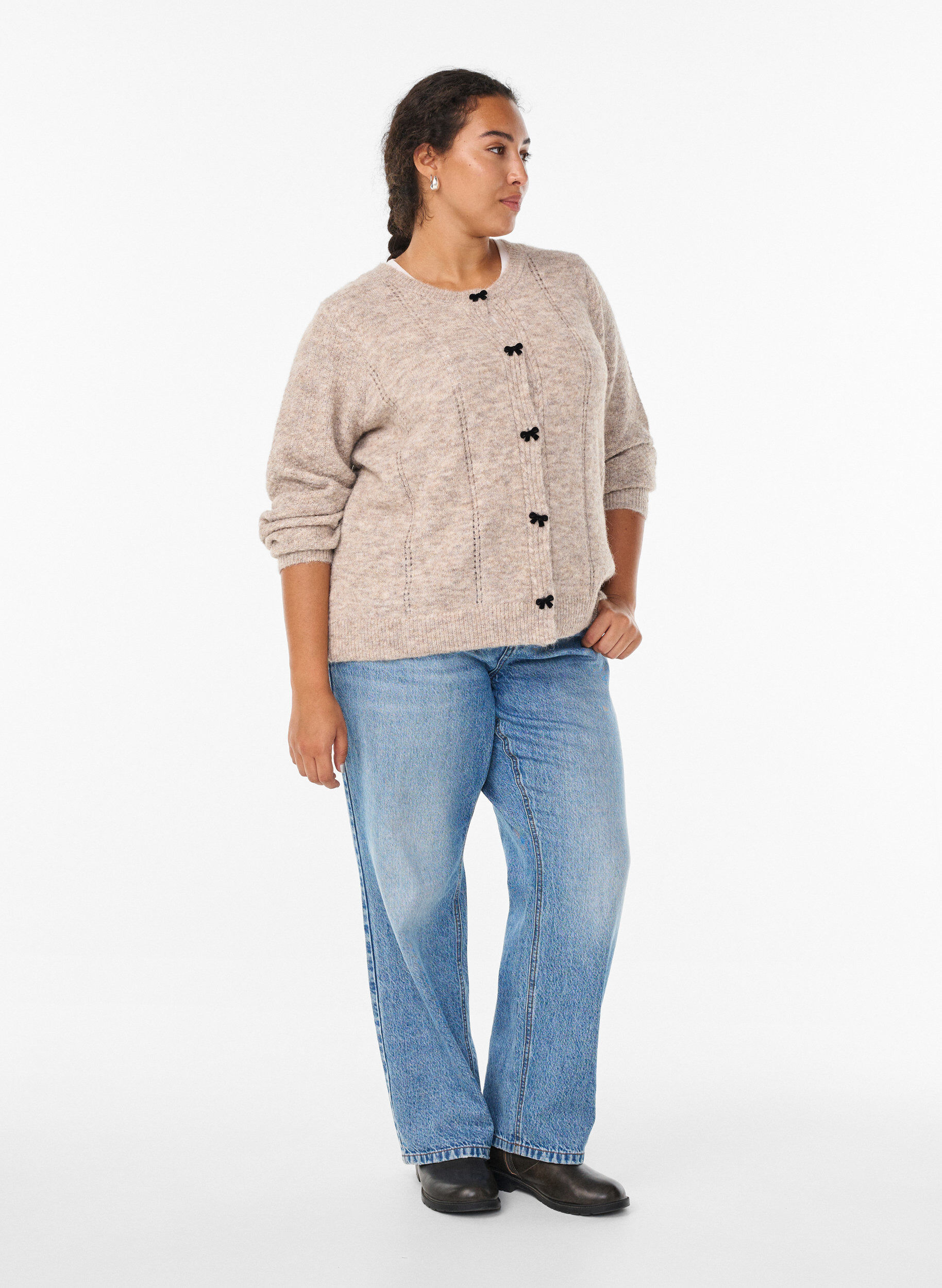 Zizzi Cardigan mit Schleifenkn&ouml;pfen und Ajourmuster, Beige, Model image number 1